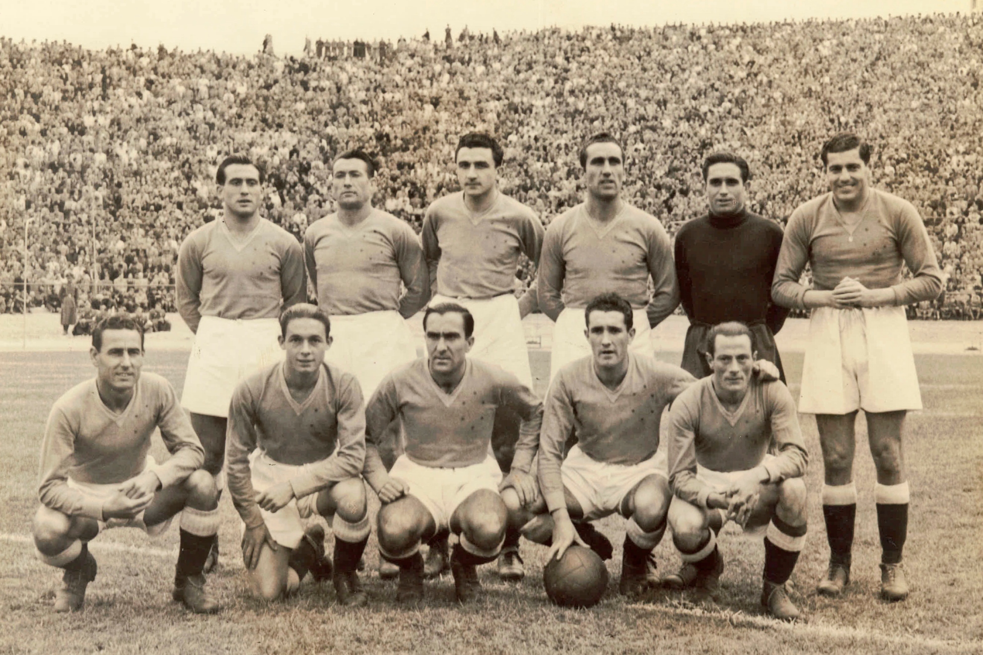 Un once del Celta de la temporada 1946-47, con Miguel Muñoz (tercer por arriba, de izquierda a derecha).