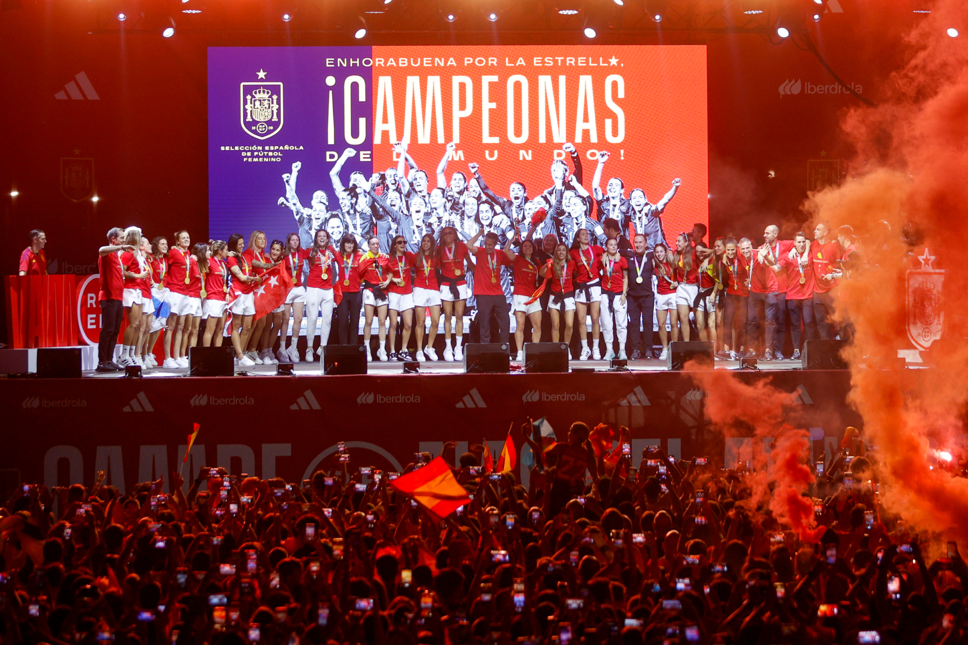 Las jugadores españolas celebrando en el escenario.
