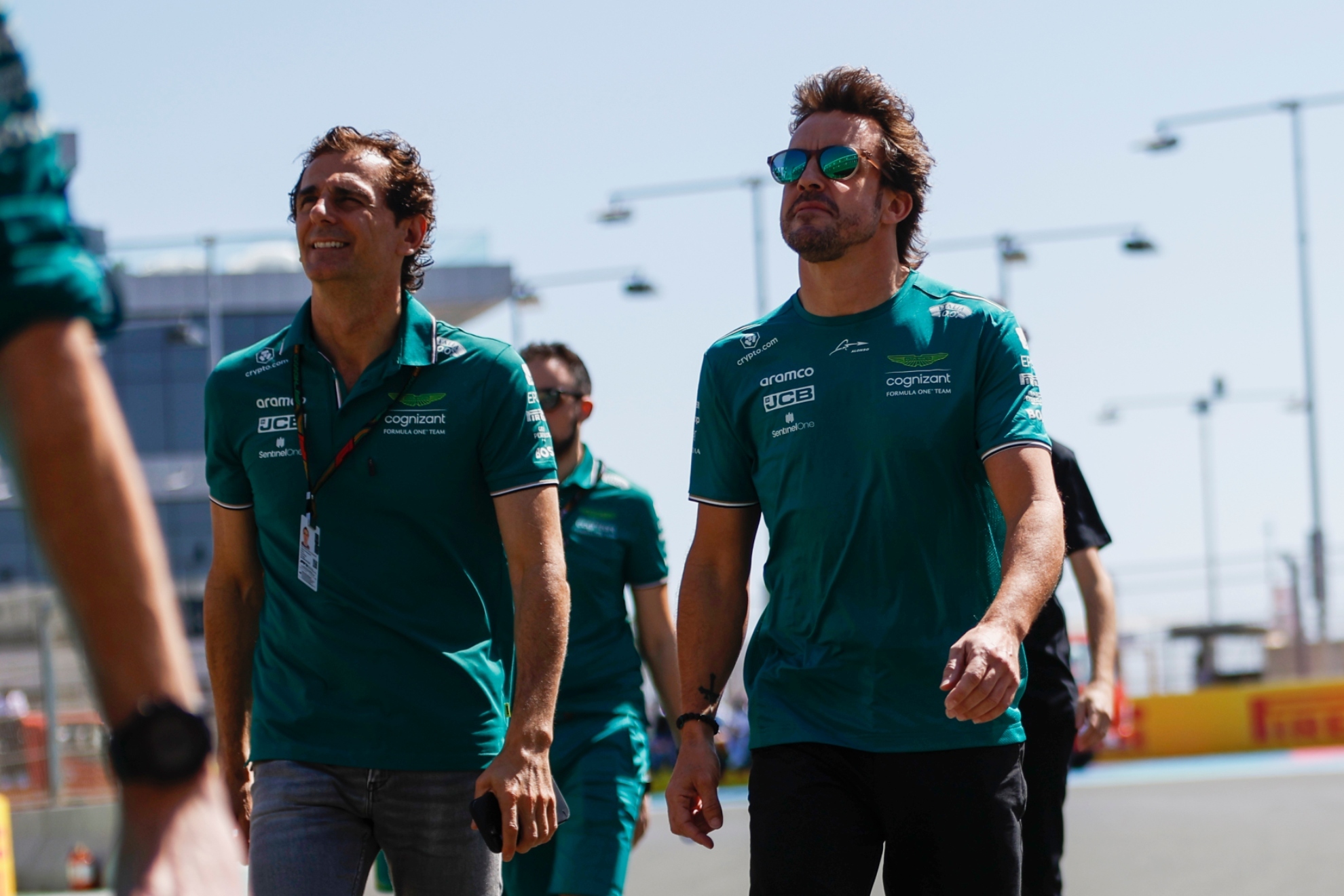 Pedro de la Rosa y Fernando Alonso recorriendo el circuito de Bahrein