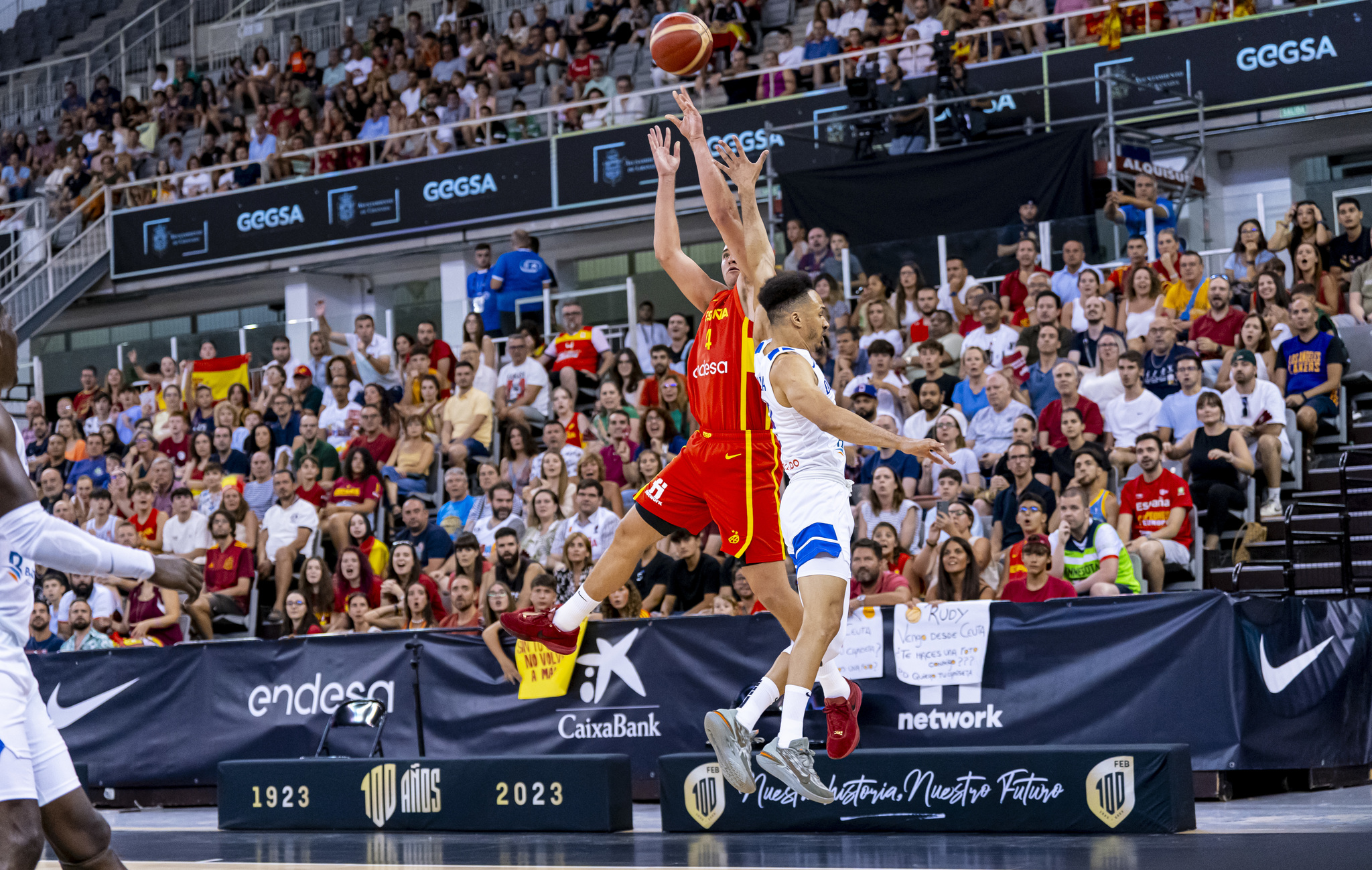 Joel Parra lanza un triple.