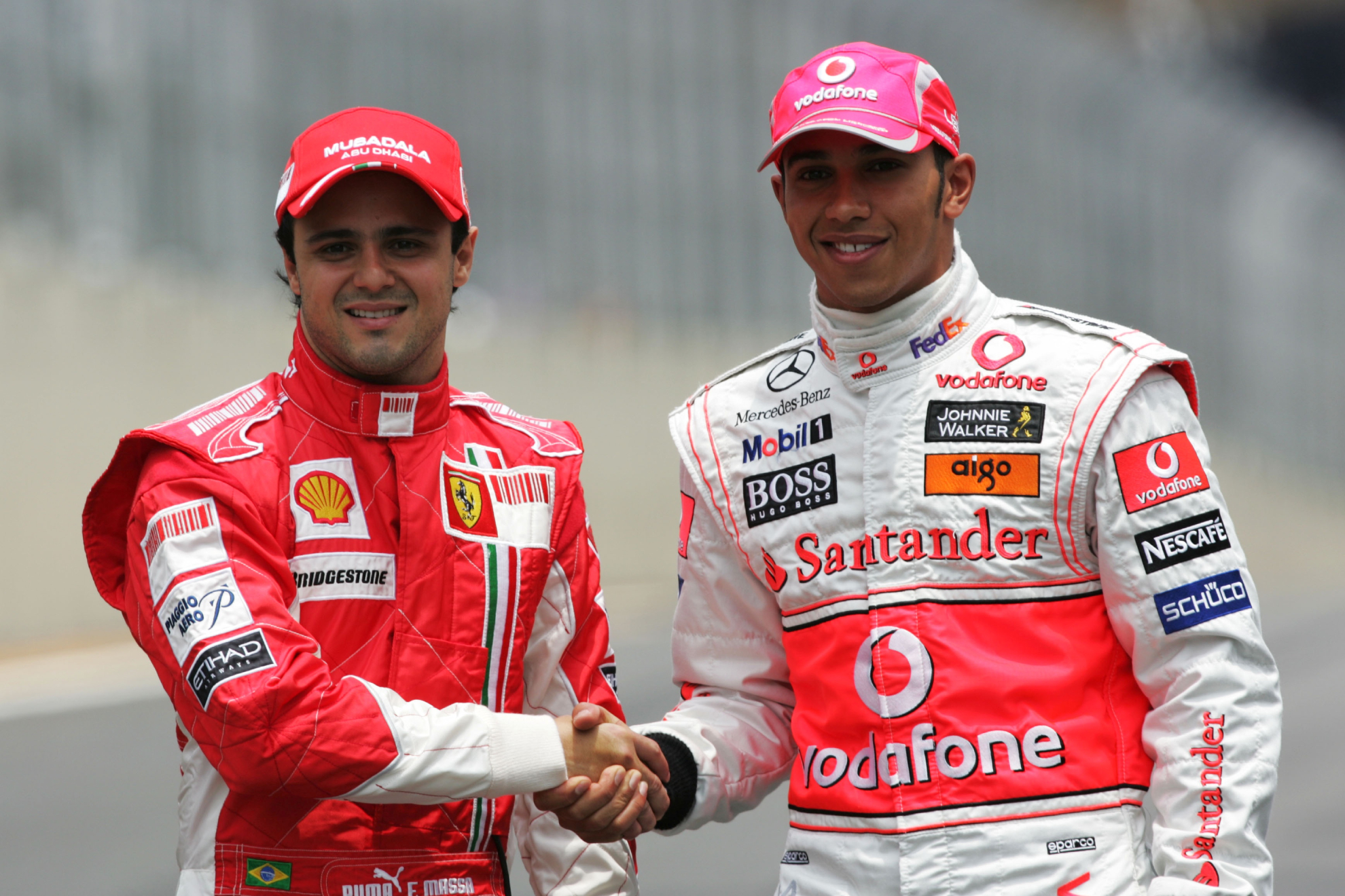 Massa y Hamilton se dan la mano antes de la carrera final del Mundial 2008.