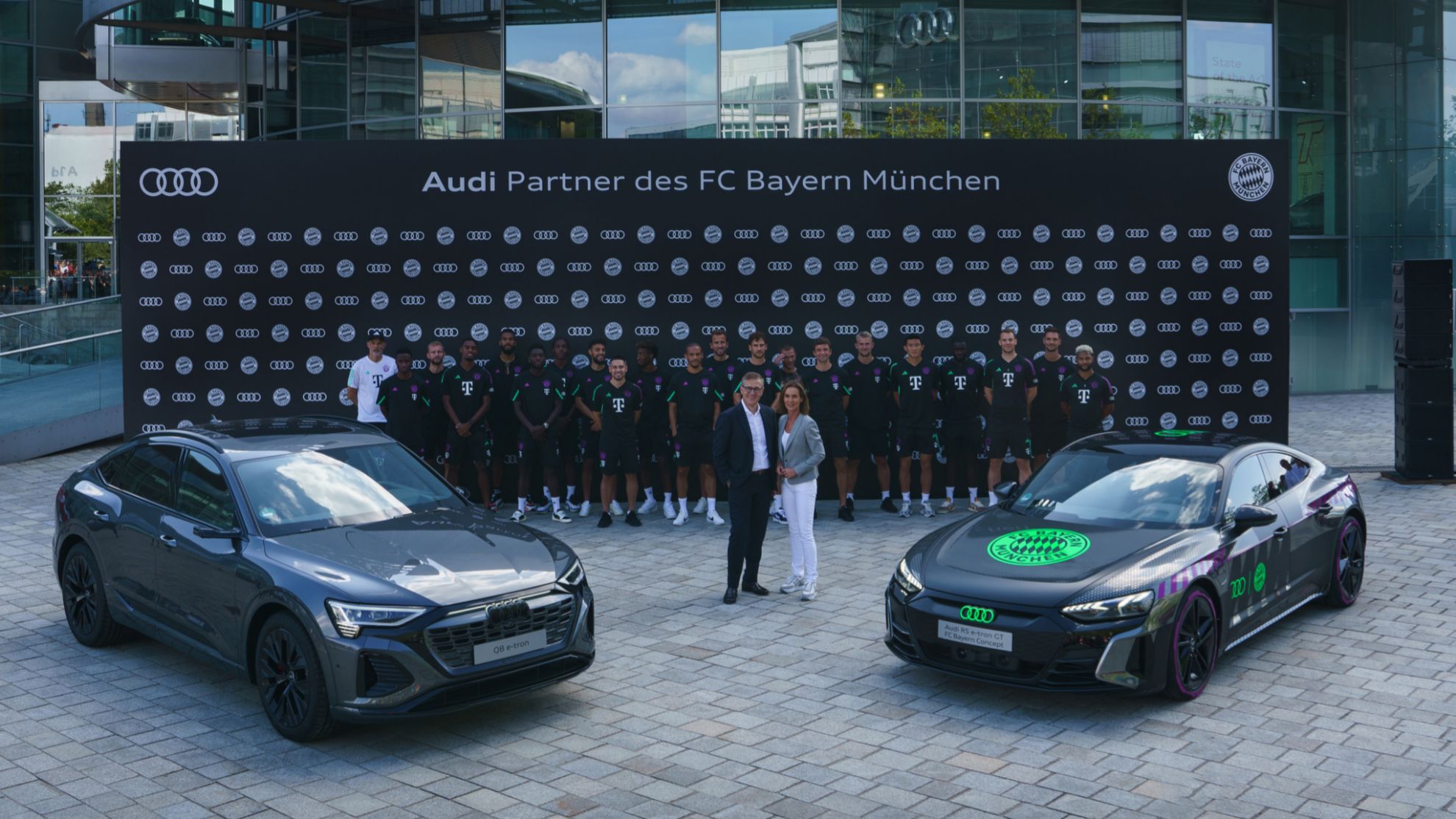 La plantilla del Bayern, junto al Audi Q8 e-tron (izquierda) y el e-tron GT (derecha).