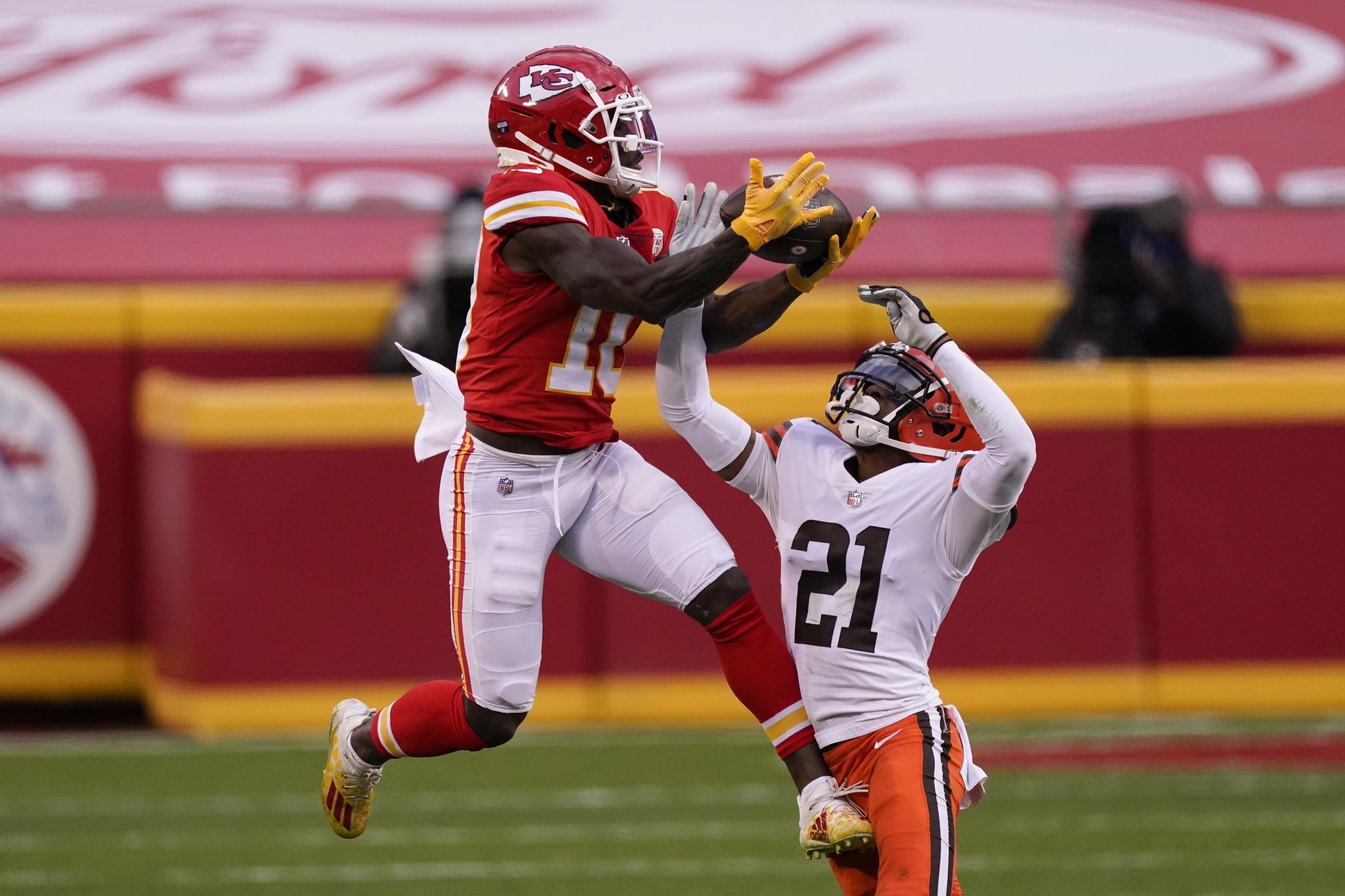 Kansas City Chiefs wide receiver Tyreek Hill catches the ball over Cleveland Browns cornerback Denzel Ward.