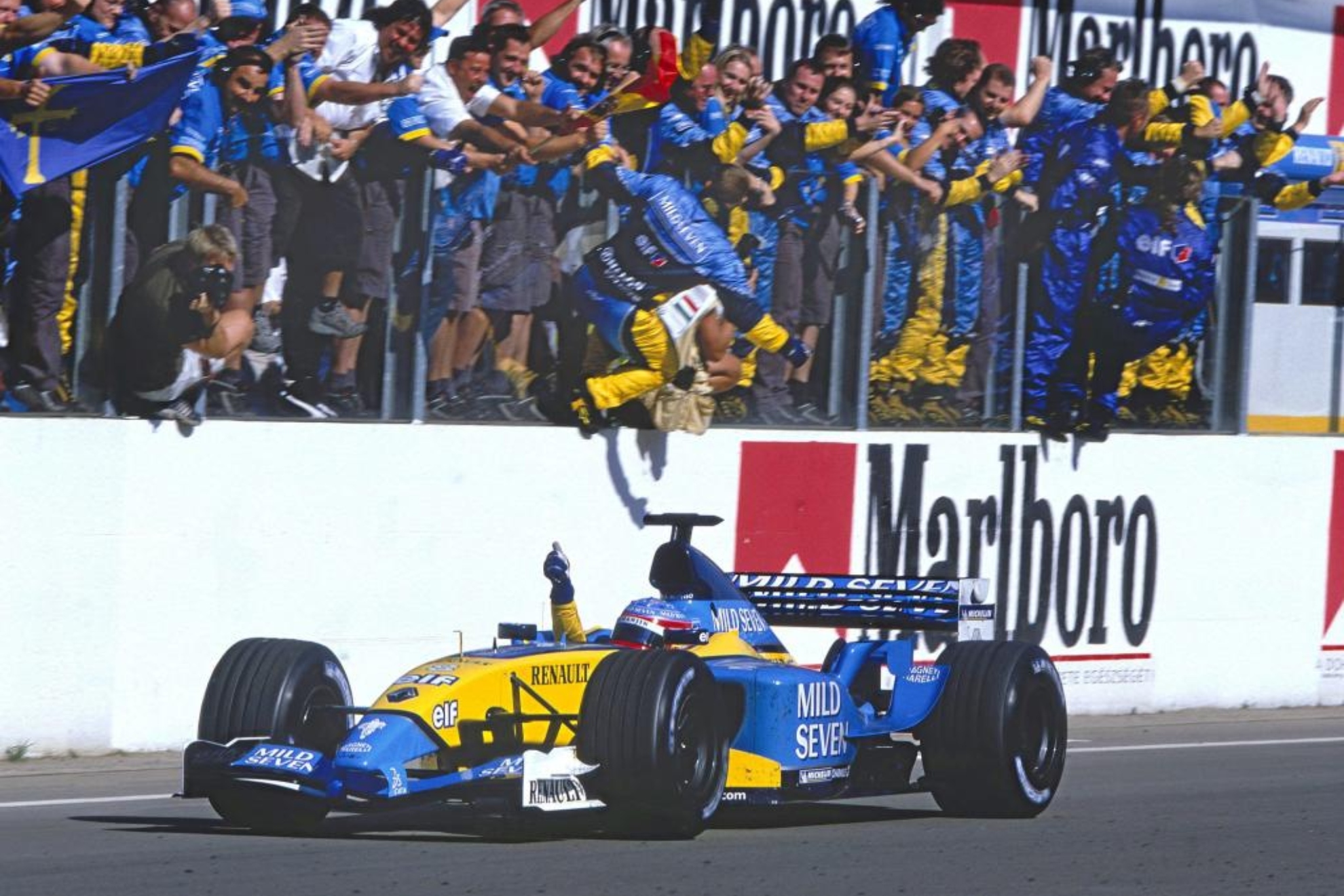 Fernando Alonso cruza la meta de Hungra 2003 como ganador.