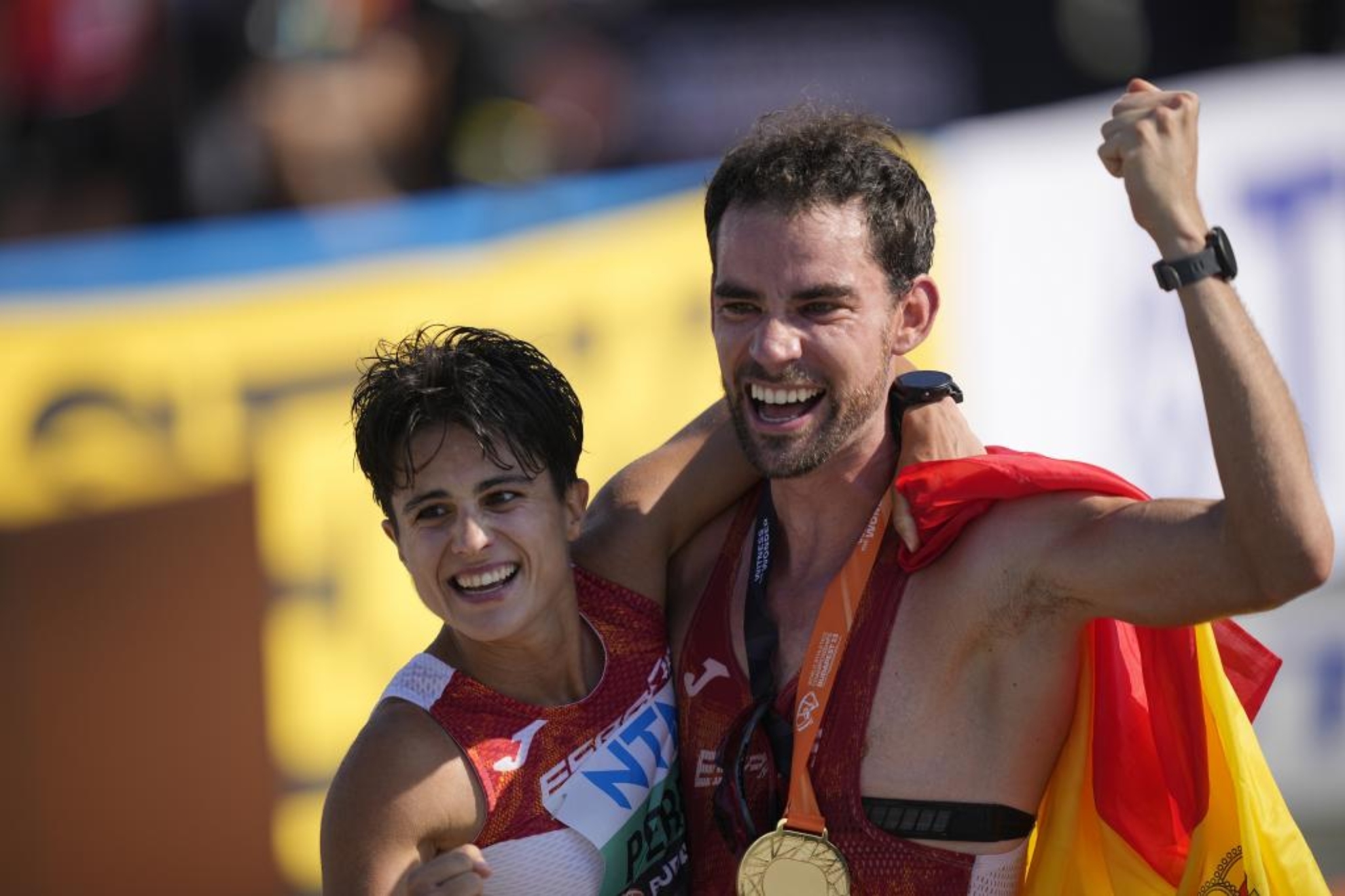 ¡Así fueron las históricas llegadas de Álvaro Martín y María Pérez a meta como campeones del mundo!