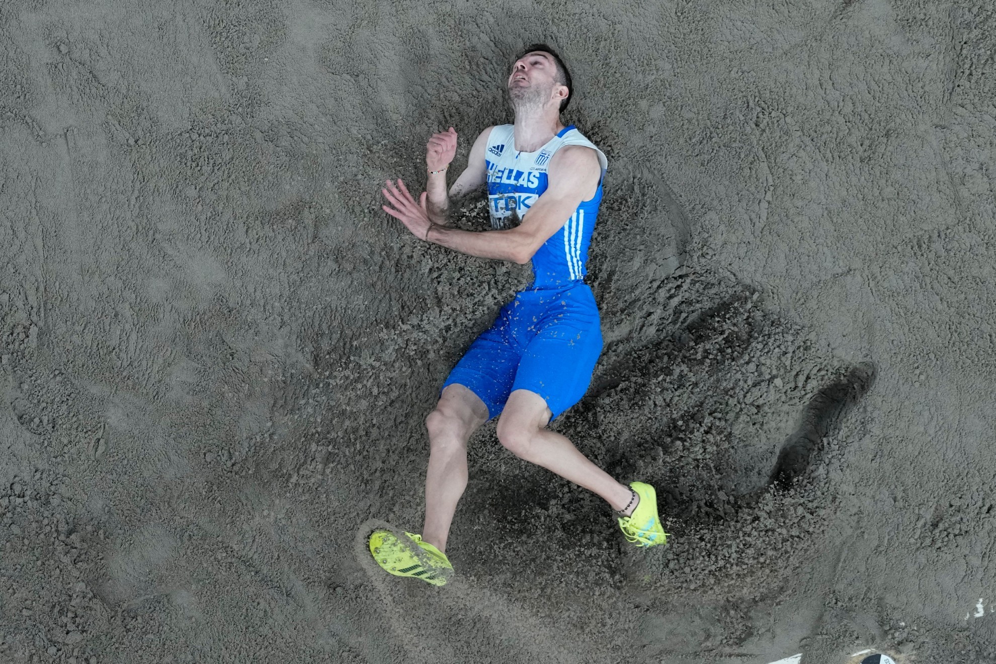 Miltiadis Tentoglou en la arena del foso tras su sexto y último salto.