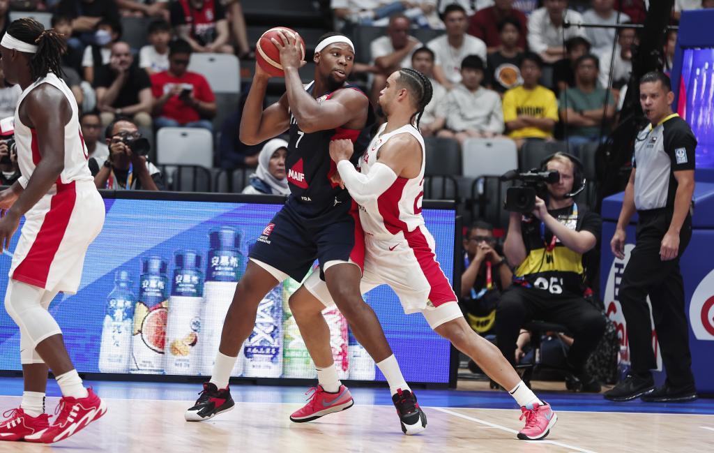 Yabusele ante Brooks.