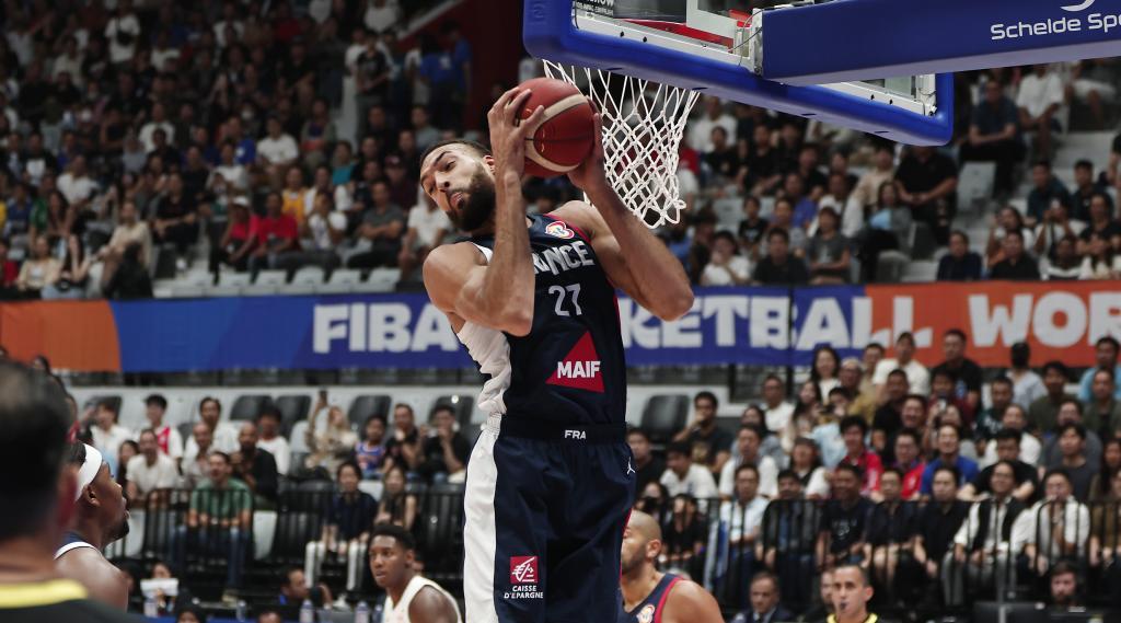 Gobert captura un rebote.