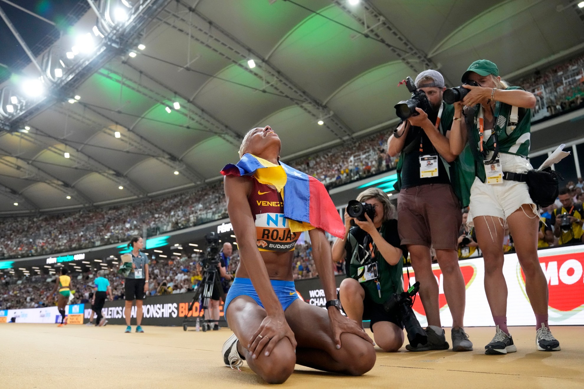 Yulimar Rojas, de rodillas, celebra su victoria en el triple del Mundial de Budapest.