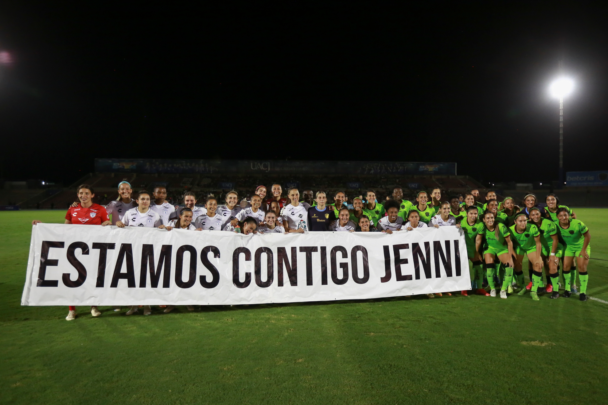 Las compañeras de Jenni Hermoso en el Pachuca, con un cartel de apoyo a la jugadora