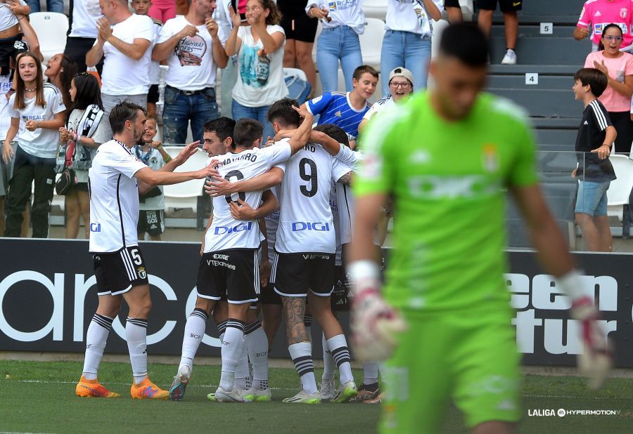 Los jugadores del Burgos celebran el gol de Fer Niño que abrió el marcador