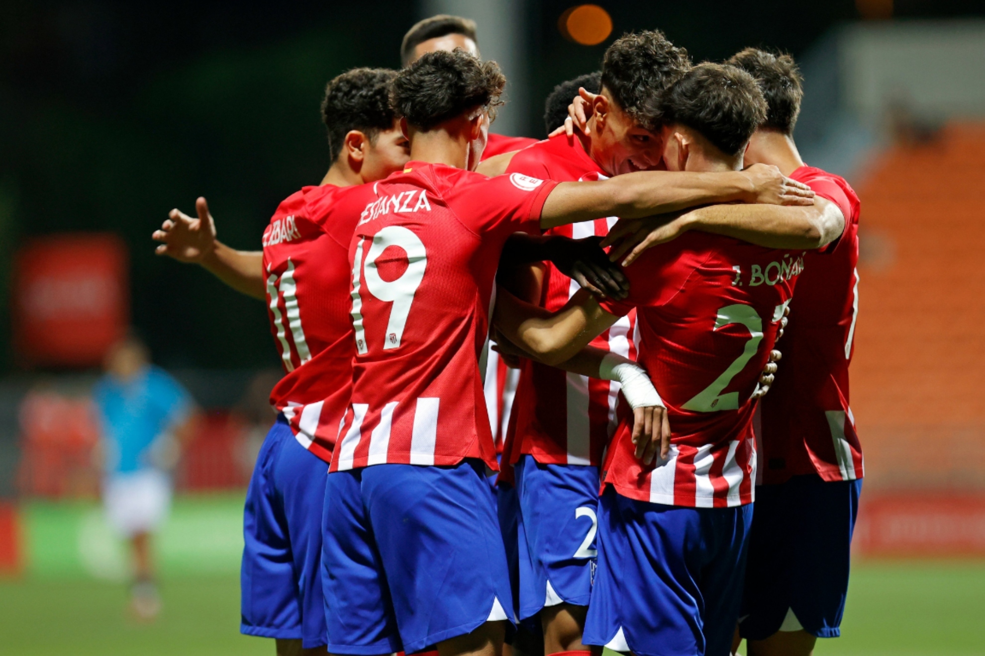 Los jugadores del Atlético B celebran uno de los goles ante el Antequera.