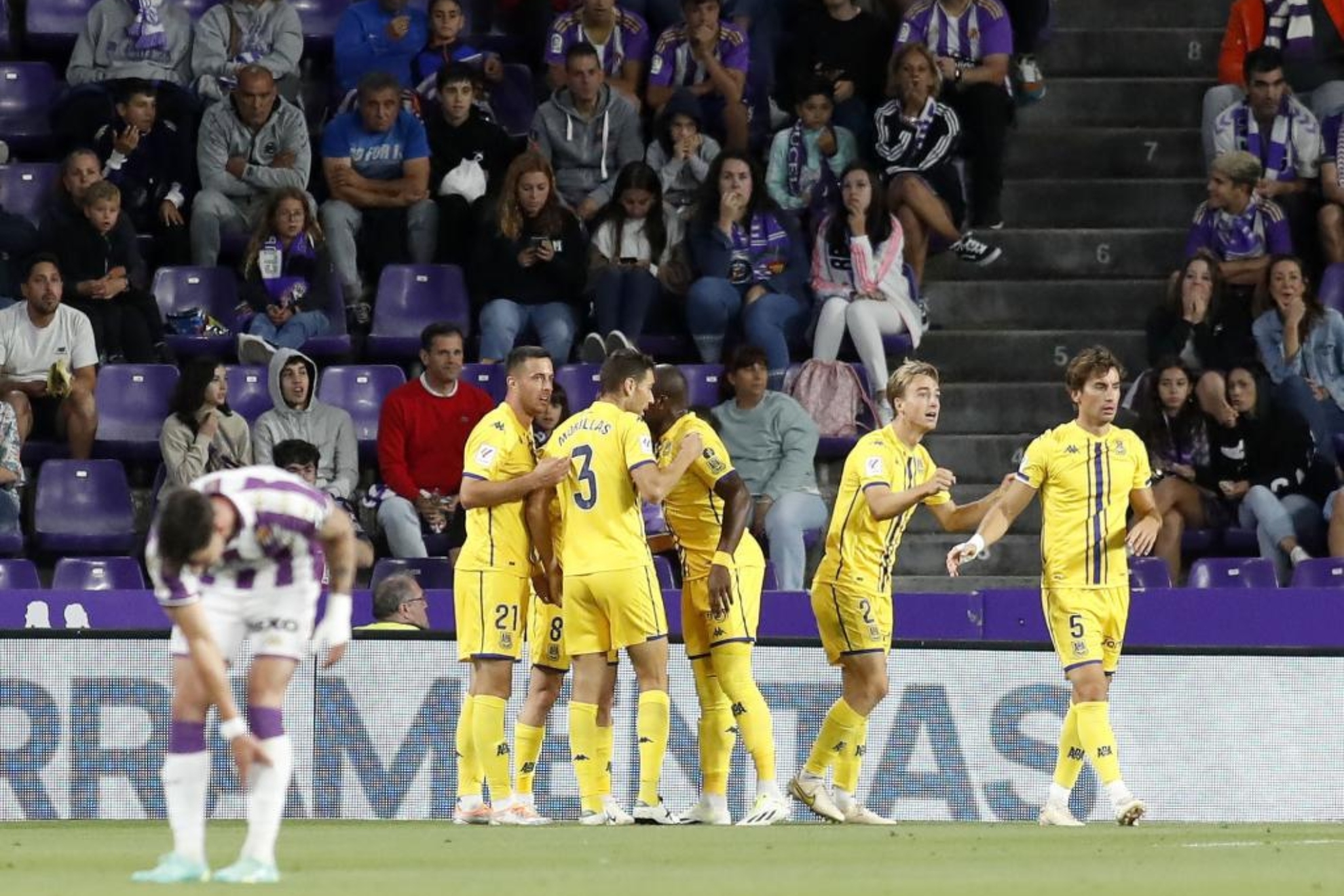Los jugadores el Alcorcón celebran el gol ante la desesperación de los del Pucela.