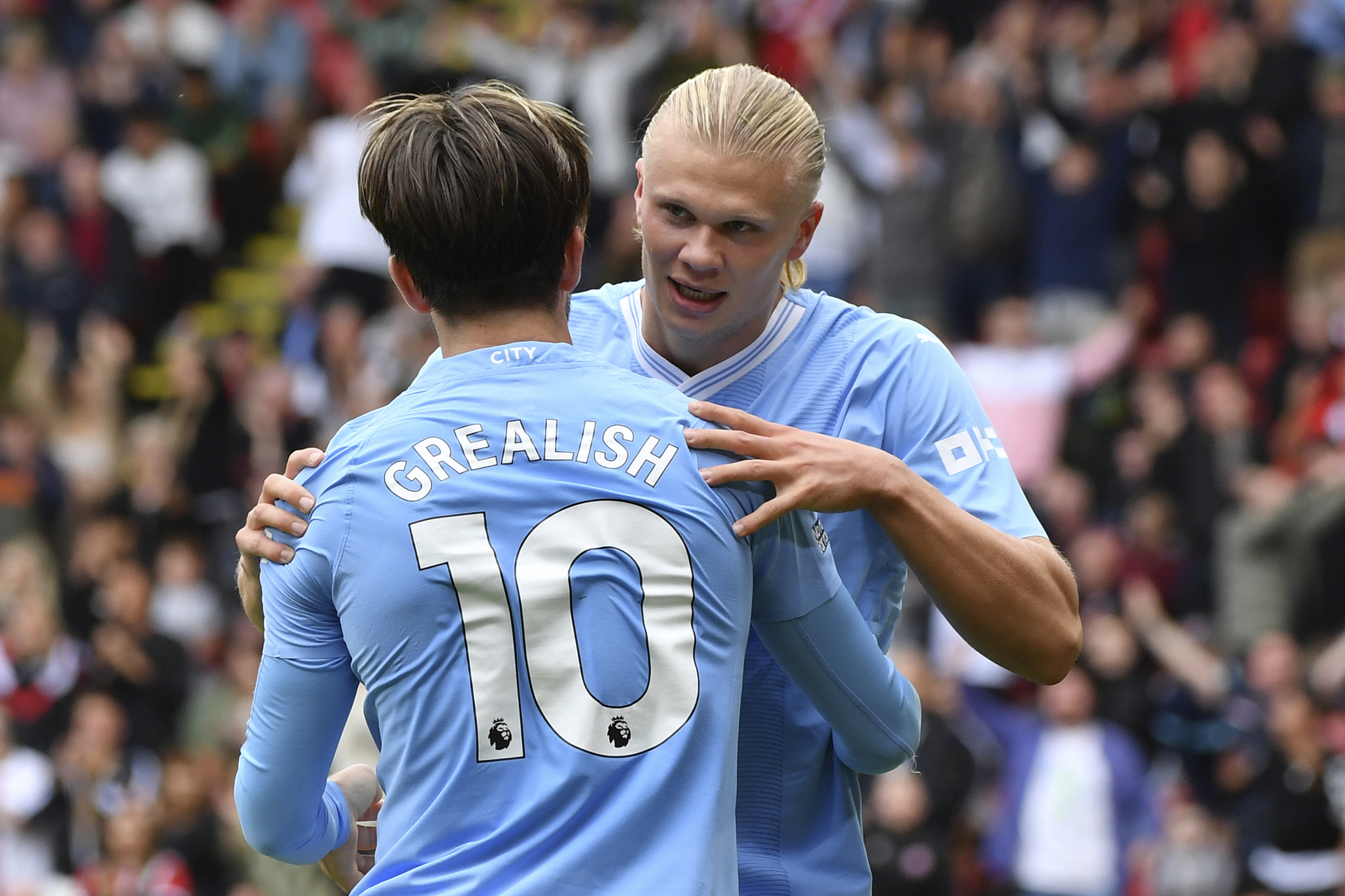 Manchester City vence al Sheffield en un final de locura y gracias a Rodri