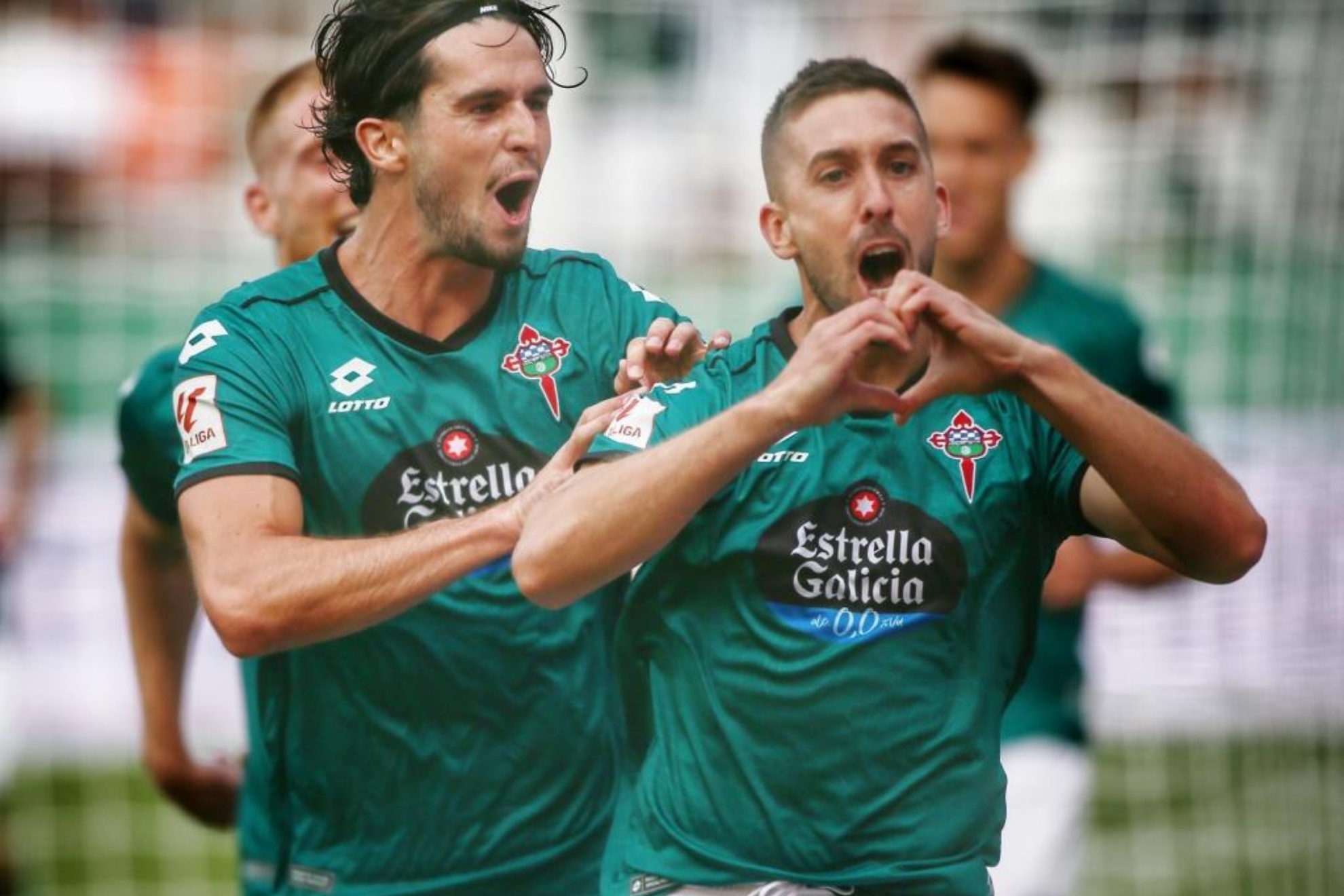 Héber Pena celebra el gol que le marcó al Sporting.