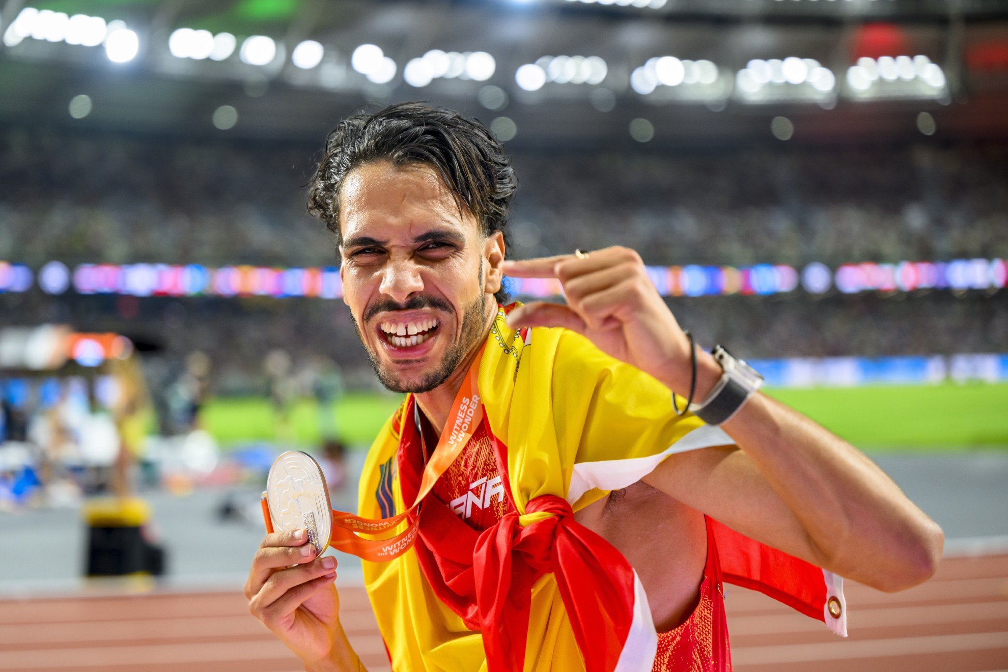 Katir con la medalla de plata y la bandera española tras ser segundo en los 5.000 metros.