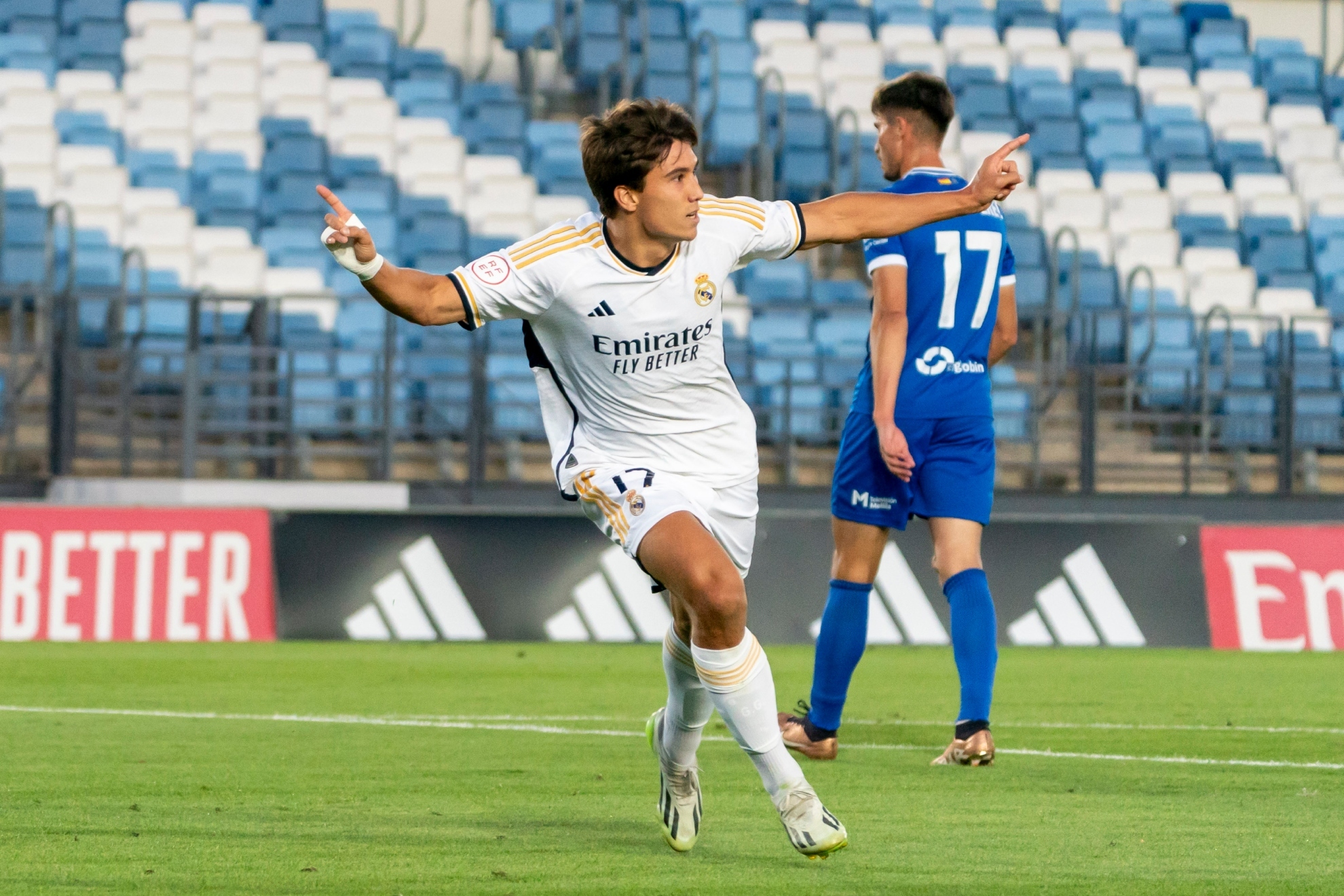 Gonzalo celebra uno de los dos goles que le marcó al Melilla.