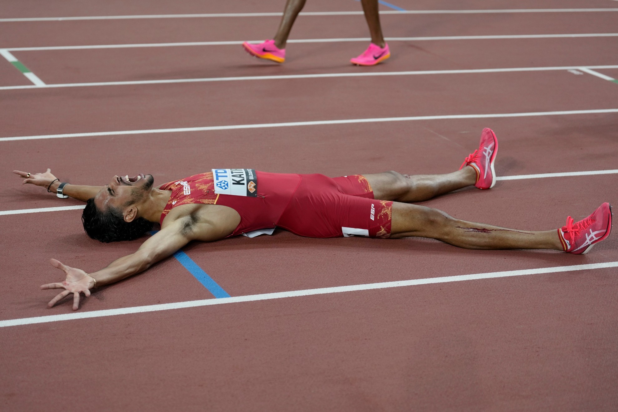 Mohamed Katir tendido sobre el tartán tras acabar segundo en los 5.000 metros del Mundial de Budapest.
