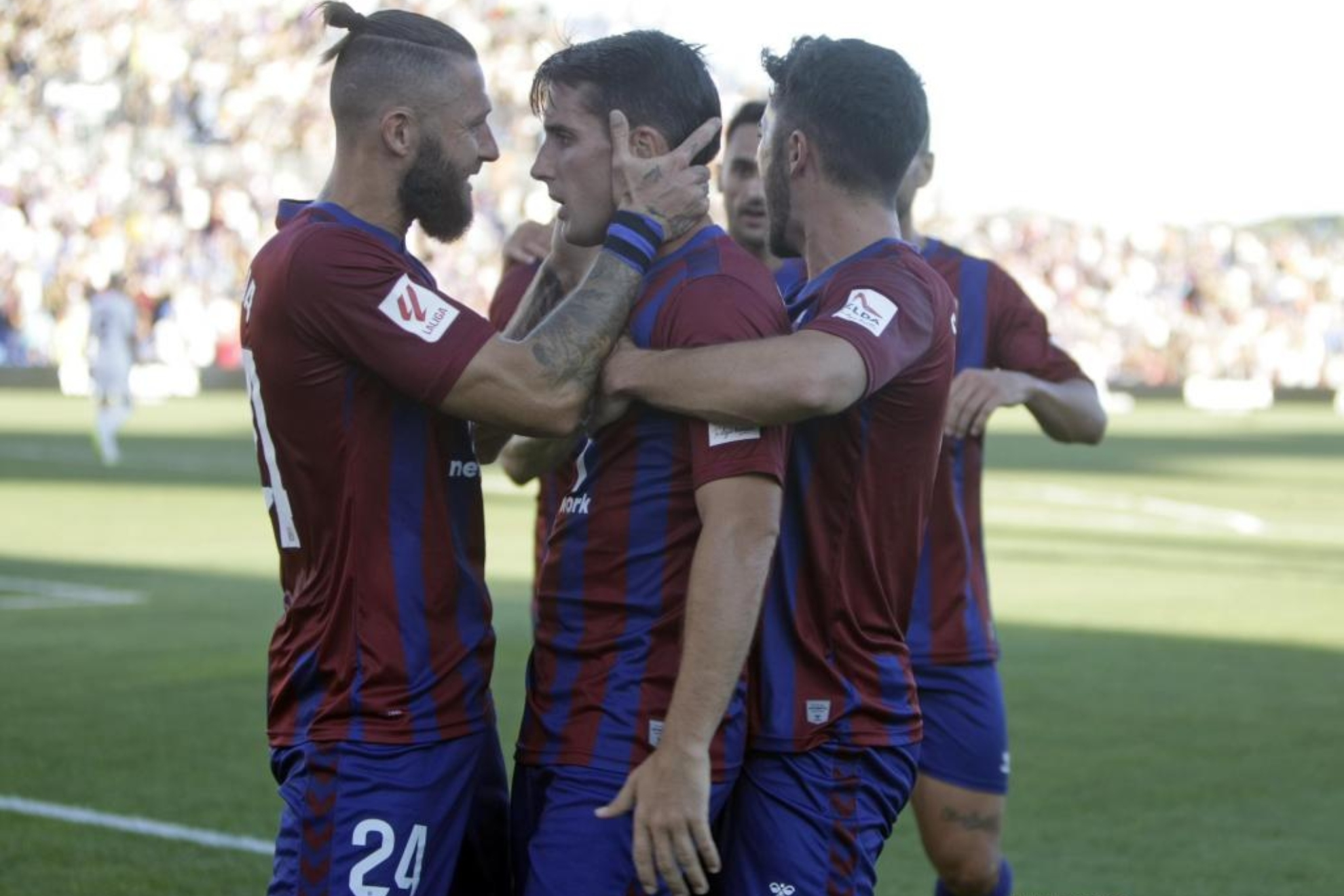 Juanto Ortuño es felicitado por sus compañeros tras marcar el gol al Eibar.