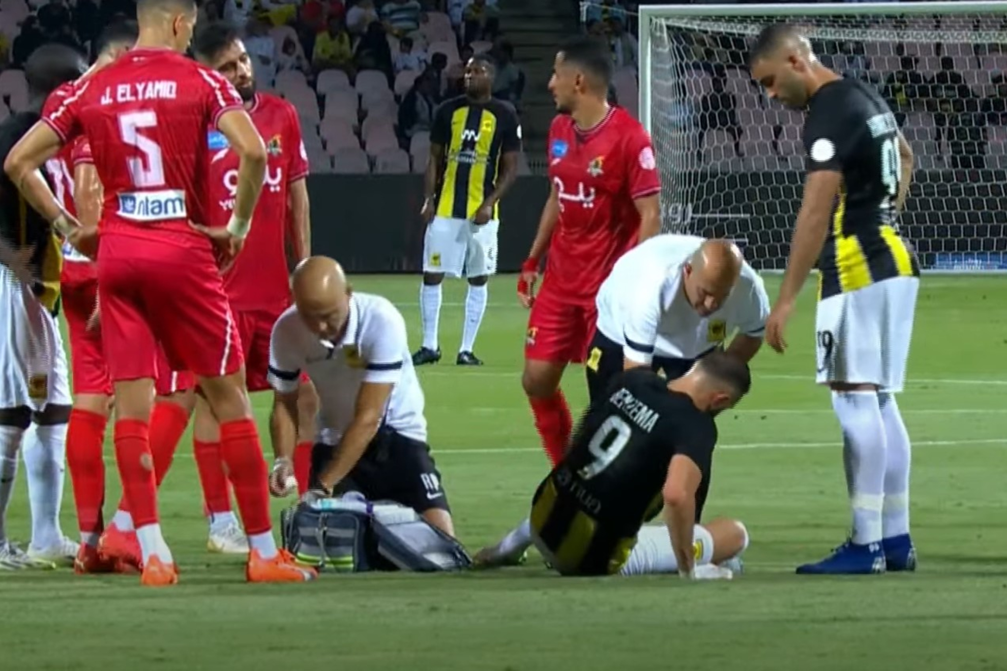 Karim Benzema es atendido por los médicos de Al Ittihad