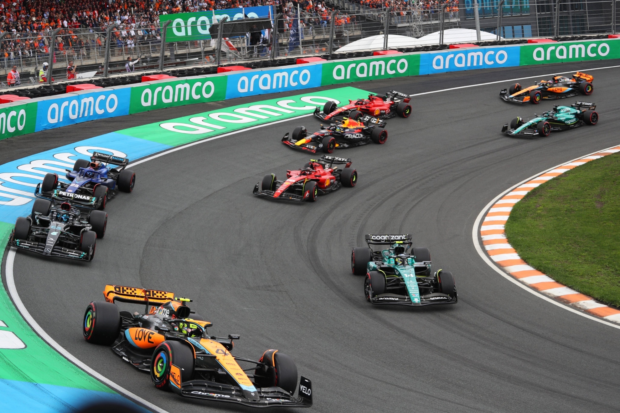 Alonso adelantando a Albon y Russell en la primera vuelta del GP de Países Bajos