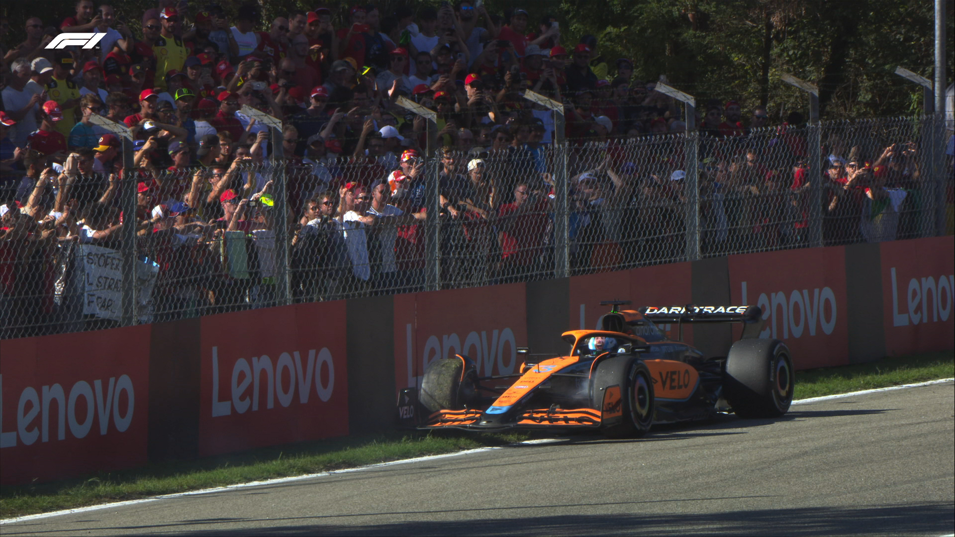 El monoplaza de Daniel Ricciardo parado tras sufrir una fuga de aceite