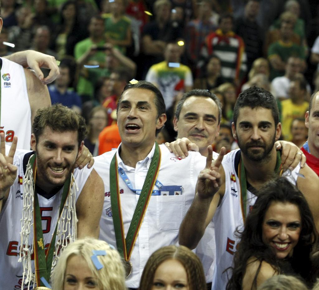 Rudy y Navarro celebran el triunfo del EuroBasket 2011.