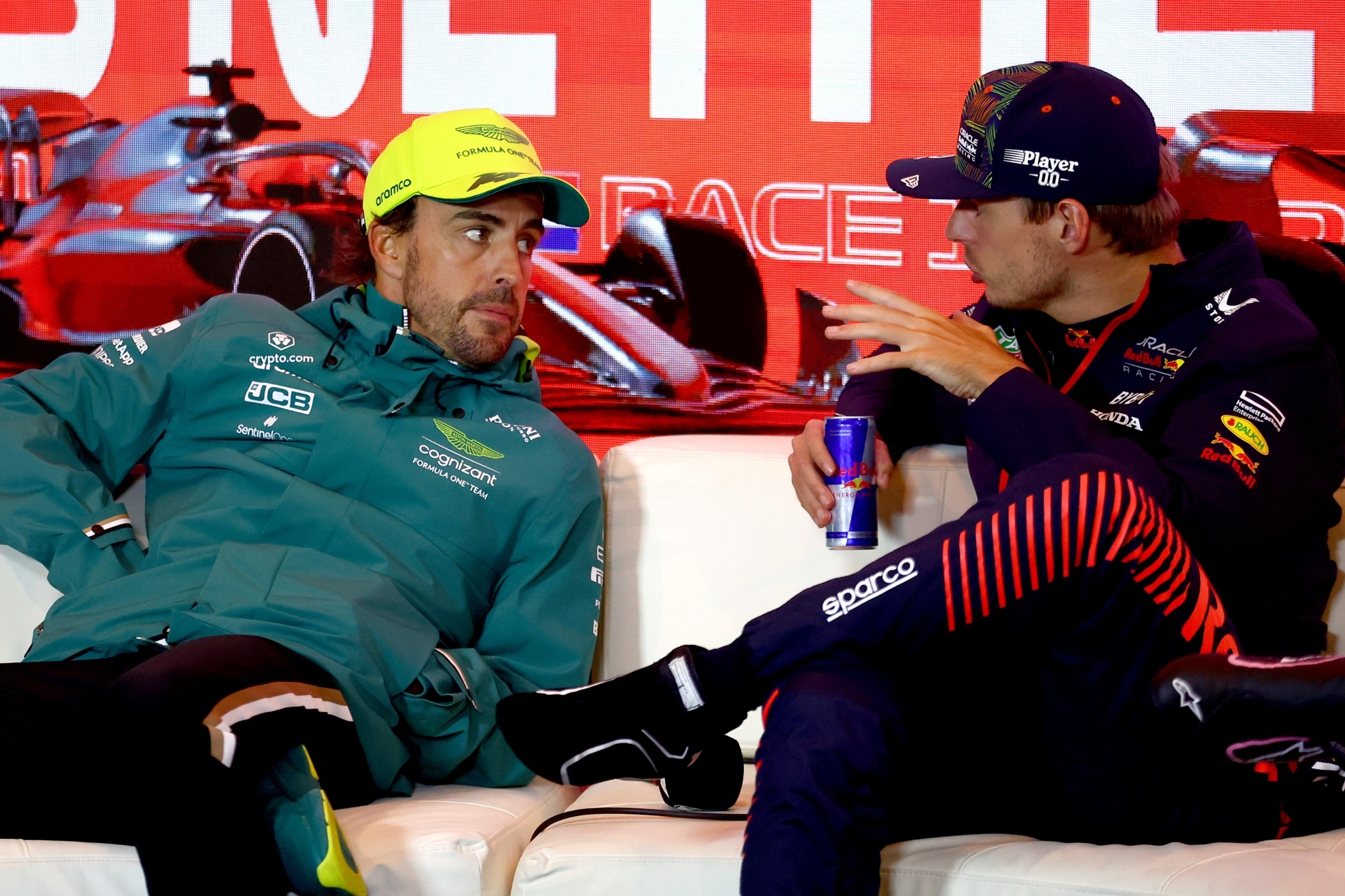 Verstappen conversa con Alonso.