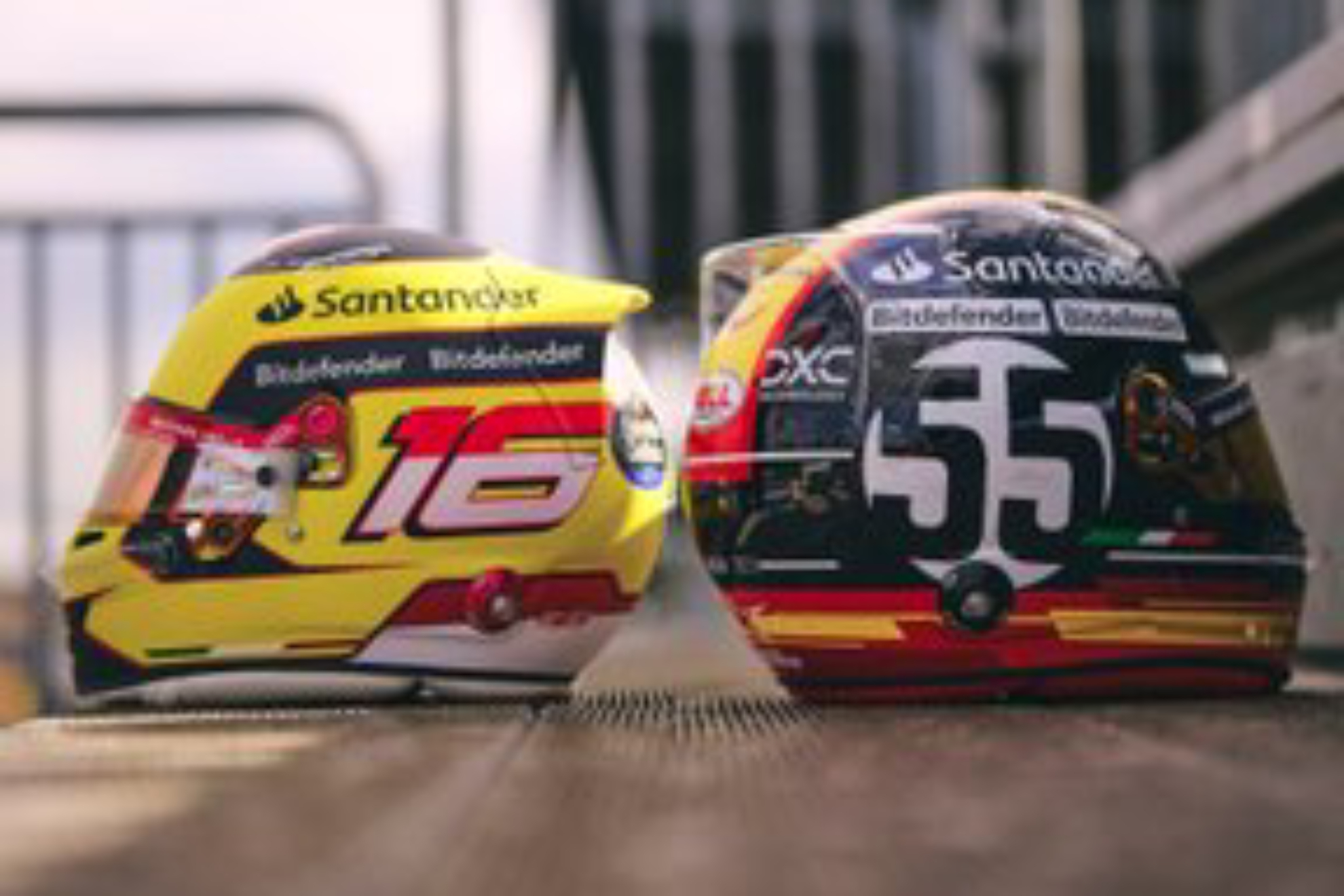 Sainz y Leclerc estrenan casco para correr en casa