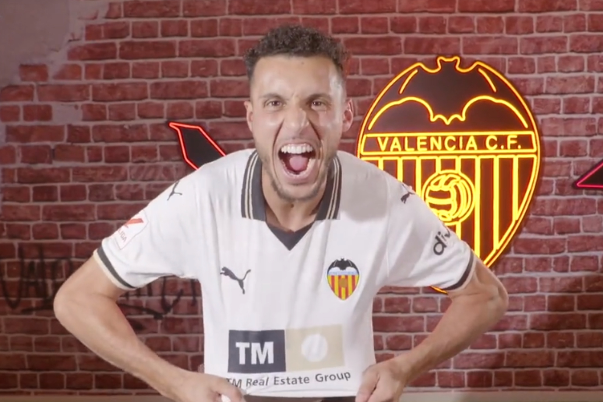 Amallah, con la camiseta del Valencia en una imagen difundida por el club.