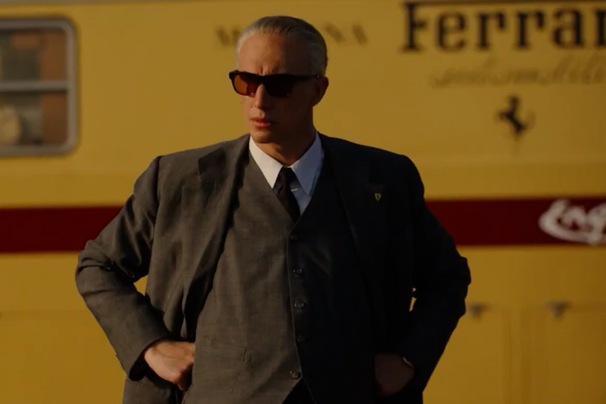 Adam Driver, encarnando a Enzo Ferrari en la nueva película de Michael Mann.