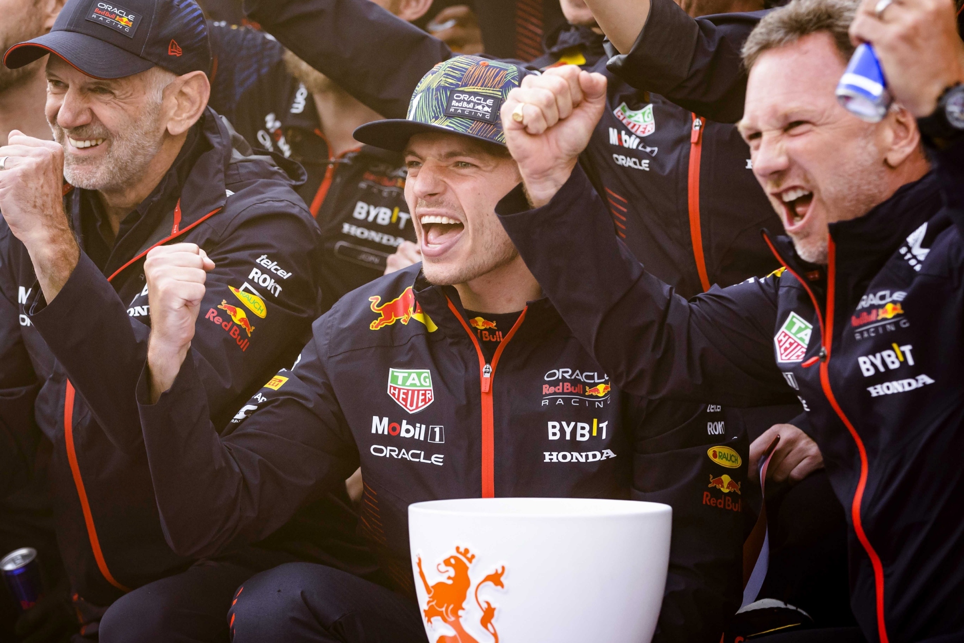 El equipo celebra la victoria de Max Verstappen en Zandvoort