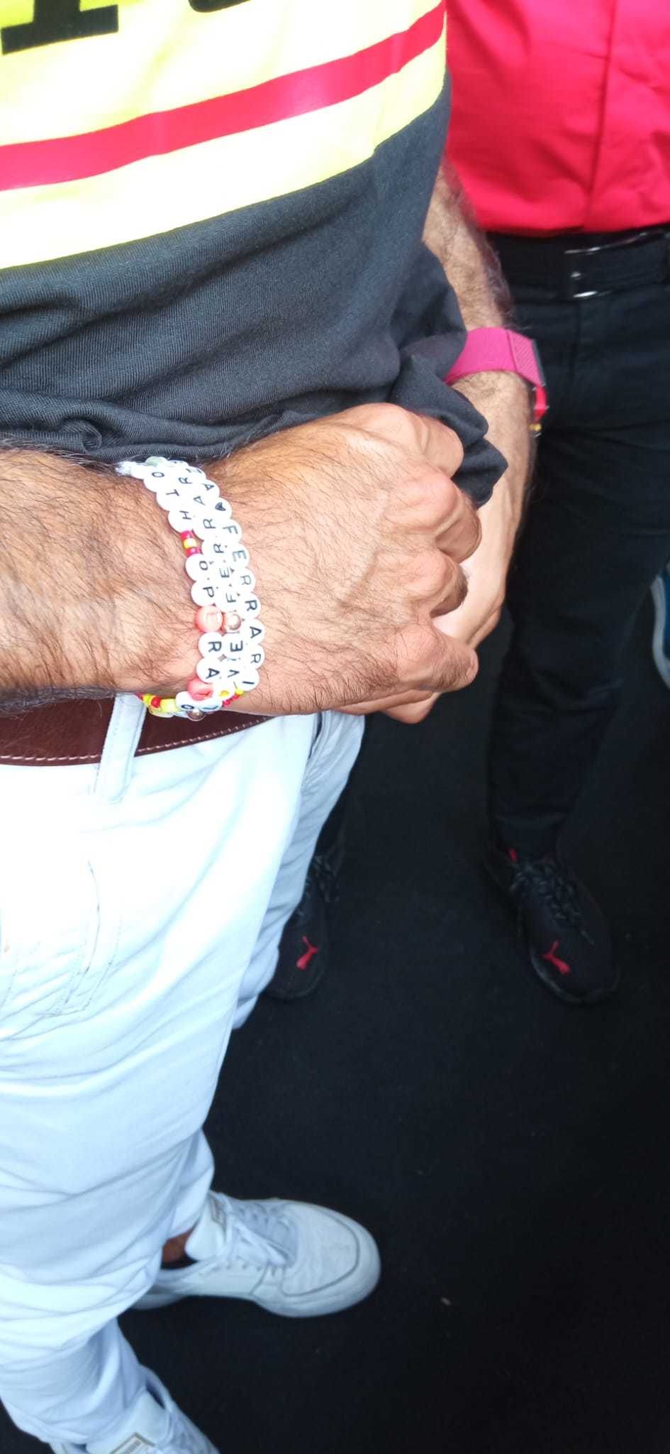 Carlos Sainz, con la pulsera que le han regalado los tifosi en Monza.