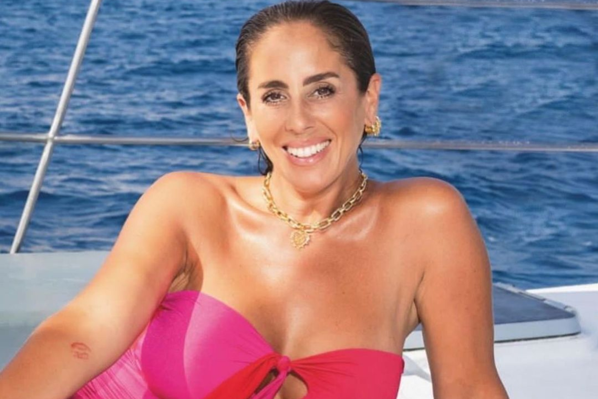 Anabel Pantoja publica un sensual posado en topless en un barco