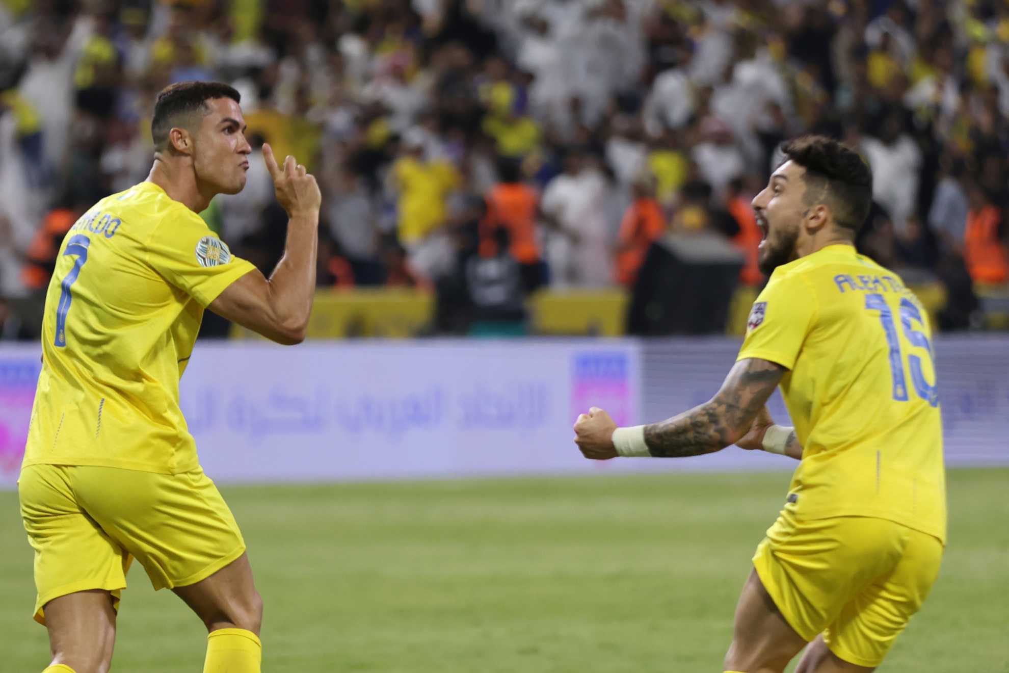 Cristiano Ronaldo y lex Telles celebran un gol con el Al-Nassr.