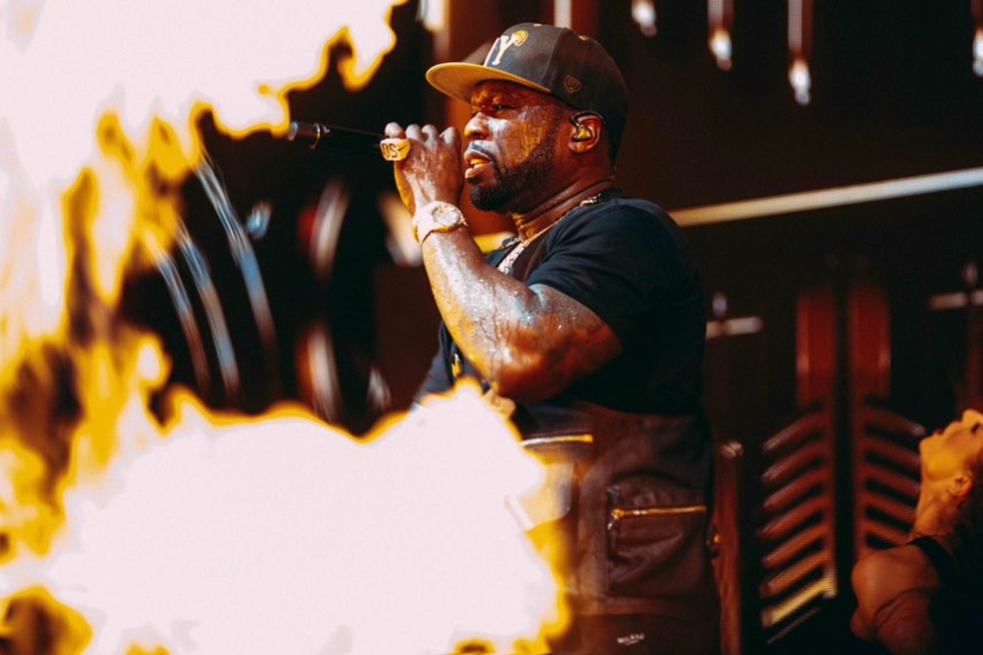 Denuncian al rapero 50 Cent por lanzar un micrófono al público de su  concierto y darle a una mujer | Marca