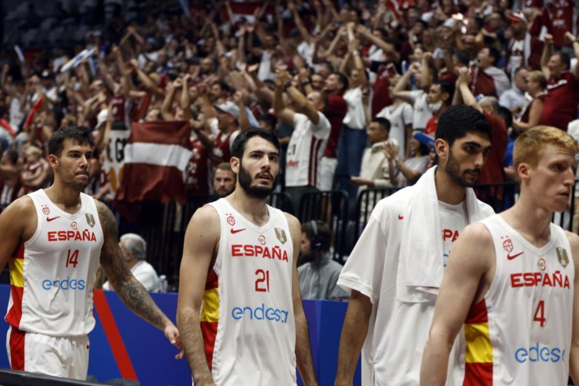 España sale del campo tras la derrota.