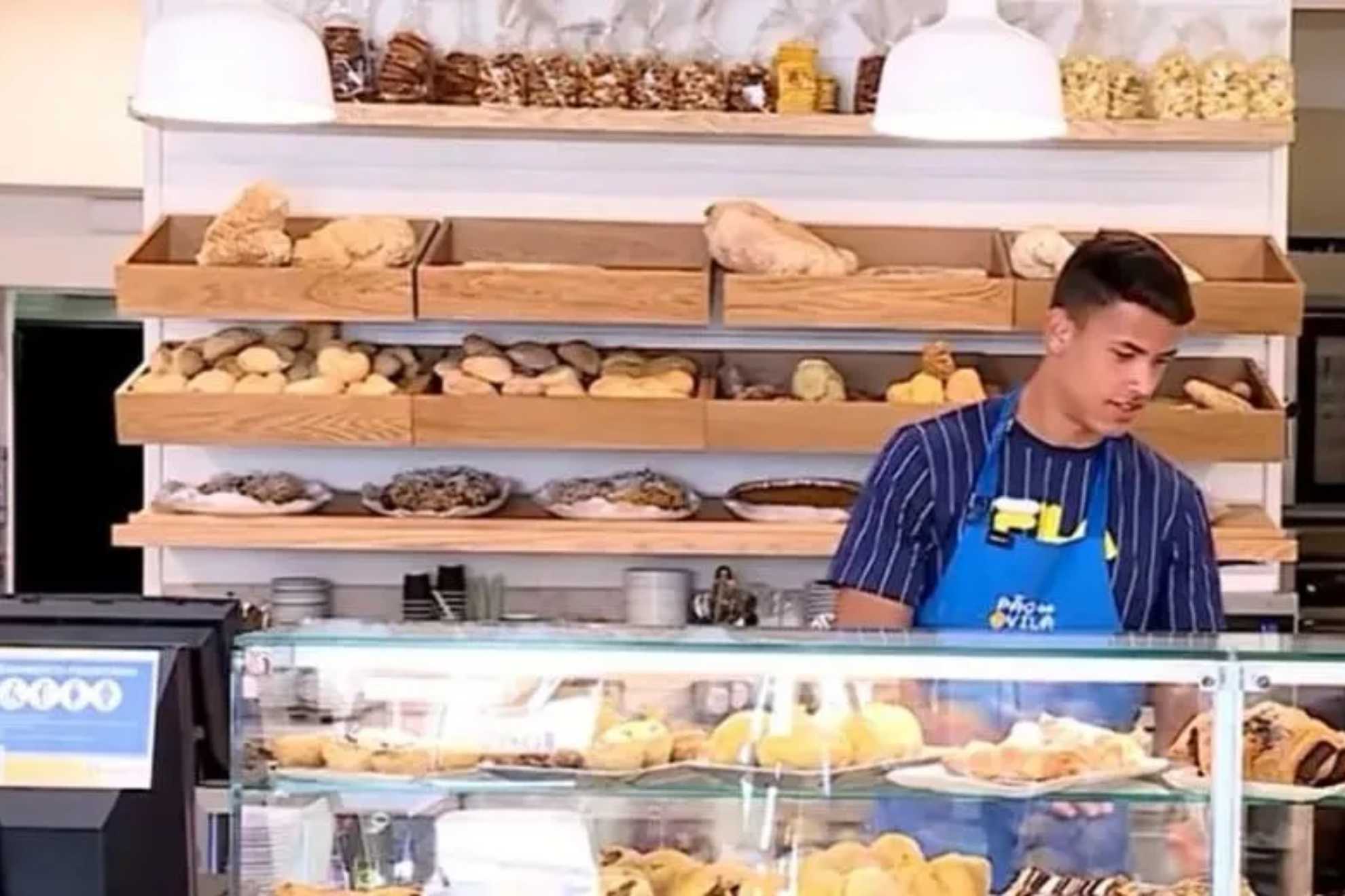 Matheus Nunes trabajando en la panader�a de su madre en Portugal.