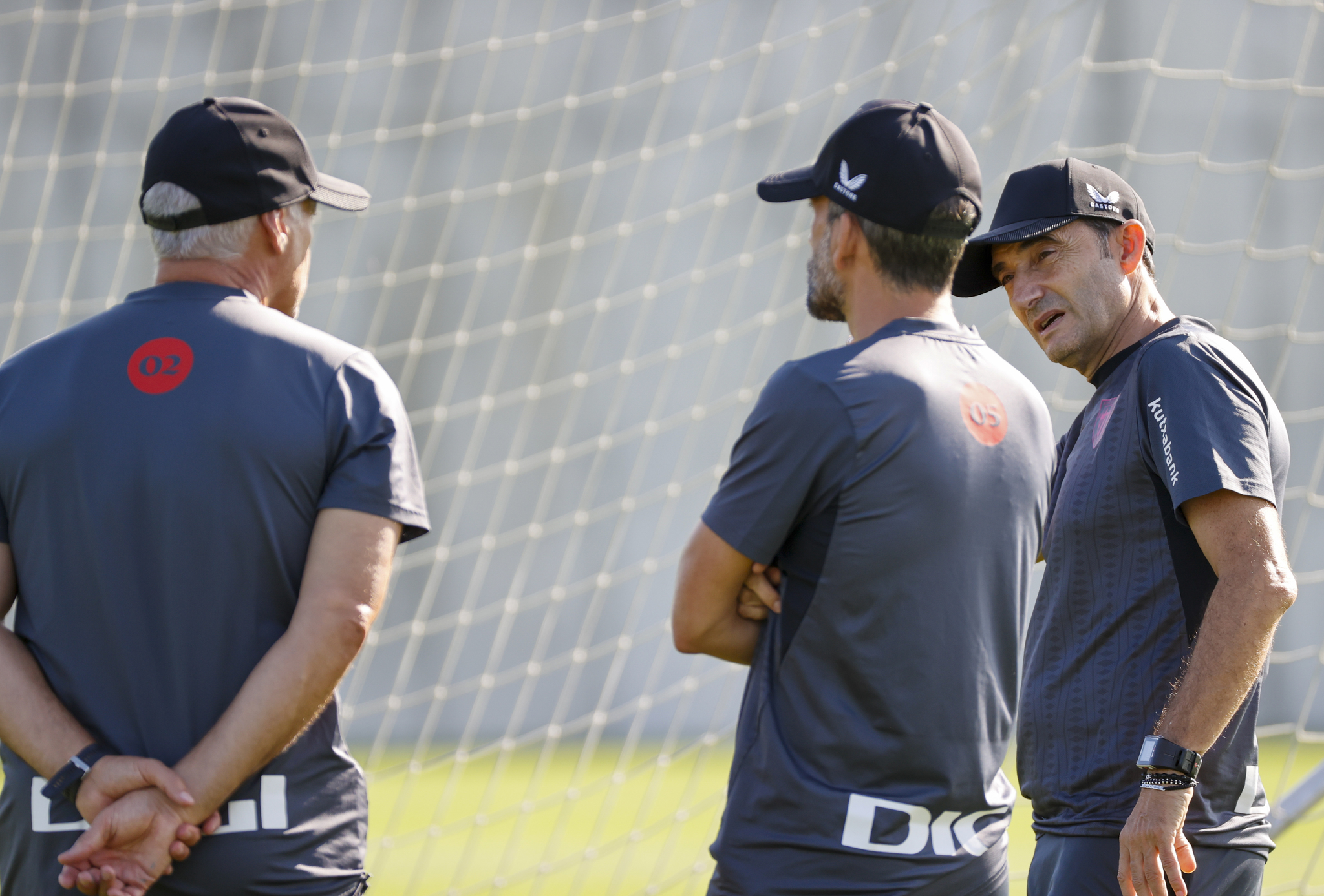 Valverde charla con Aspiazu e Iglesias antes del entrenamiento del viernes.