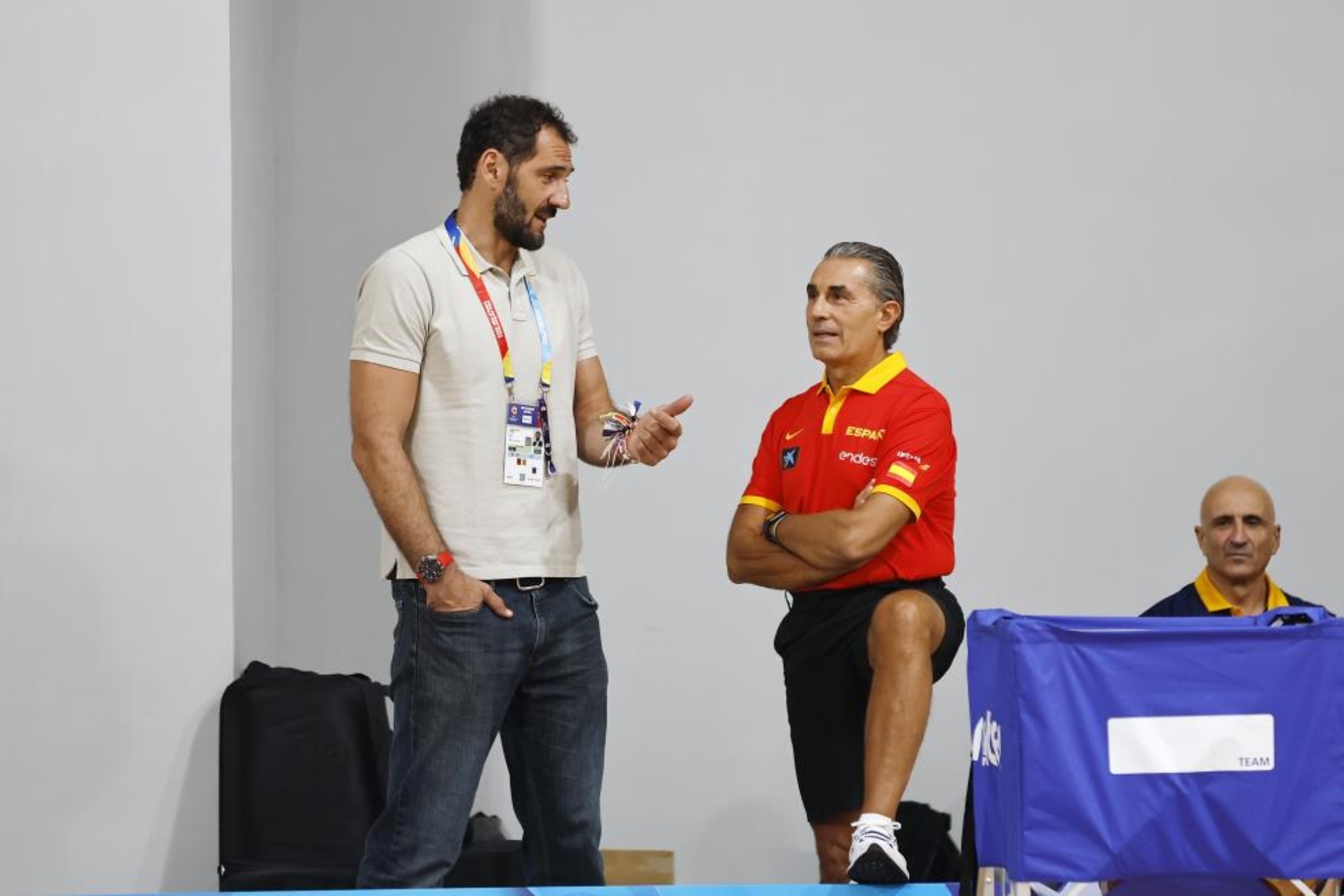 Jorge Garbajosa, presidente de FIBA Europa, y Sergio Scariolo, seleccionador nacional, conversan.