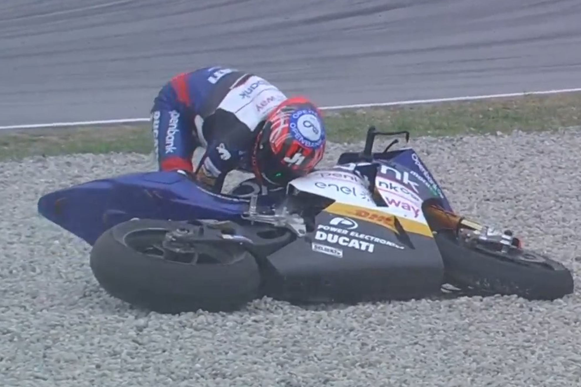 Jordi Torres intenta levantar su moto tras caerse en la carrera 2 disputada en Montmeló.