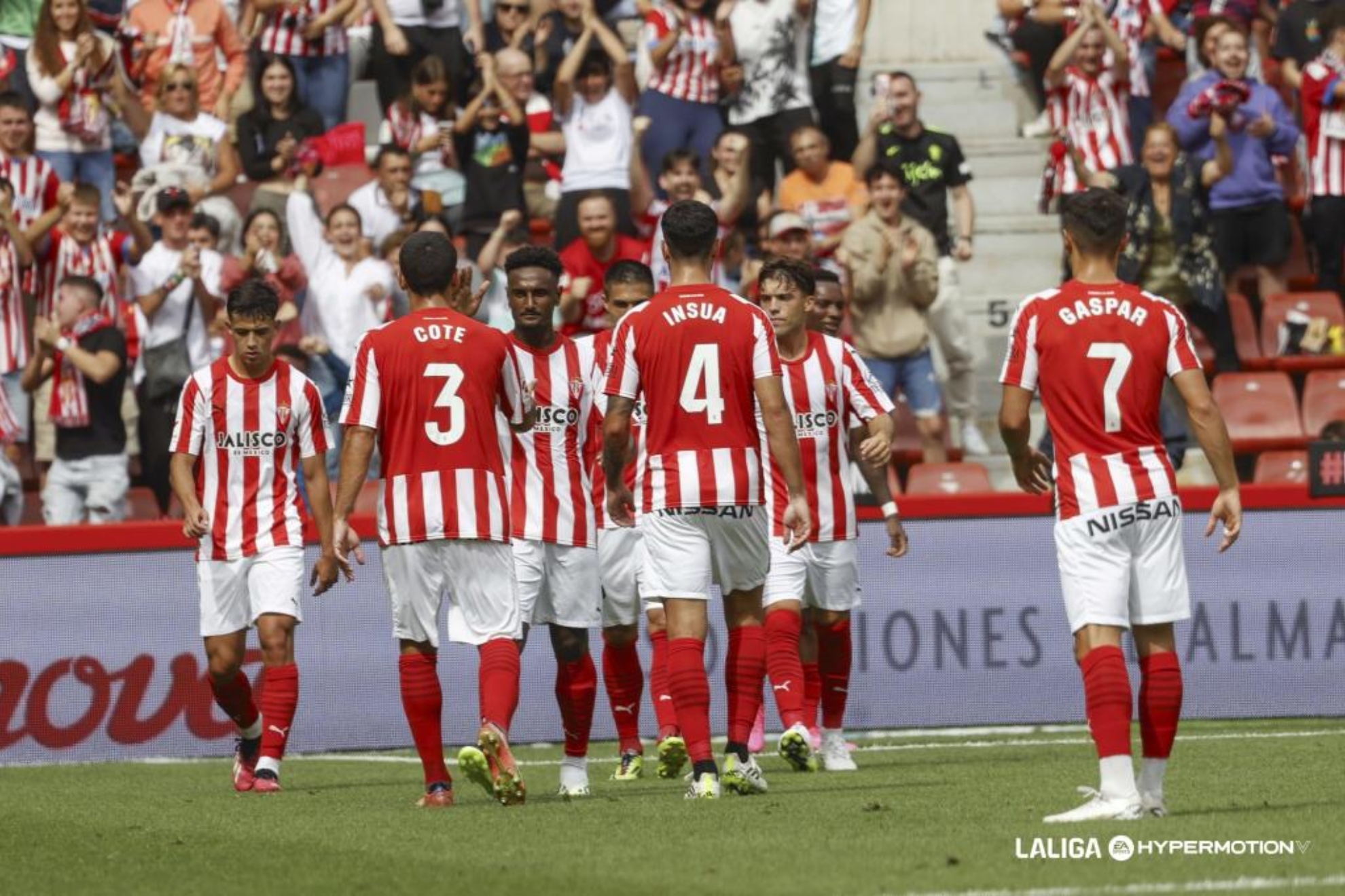 Los jugadores del Sporting celebran uno de sus goles al Burgos.