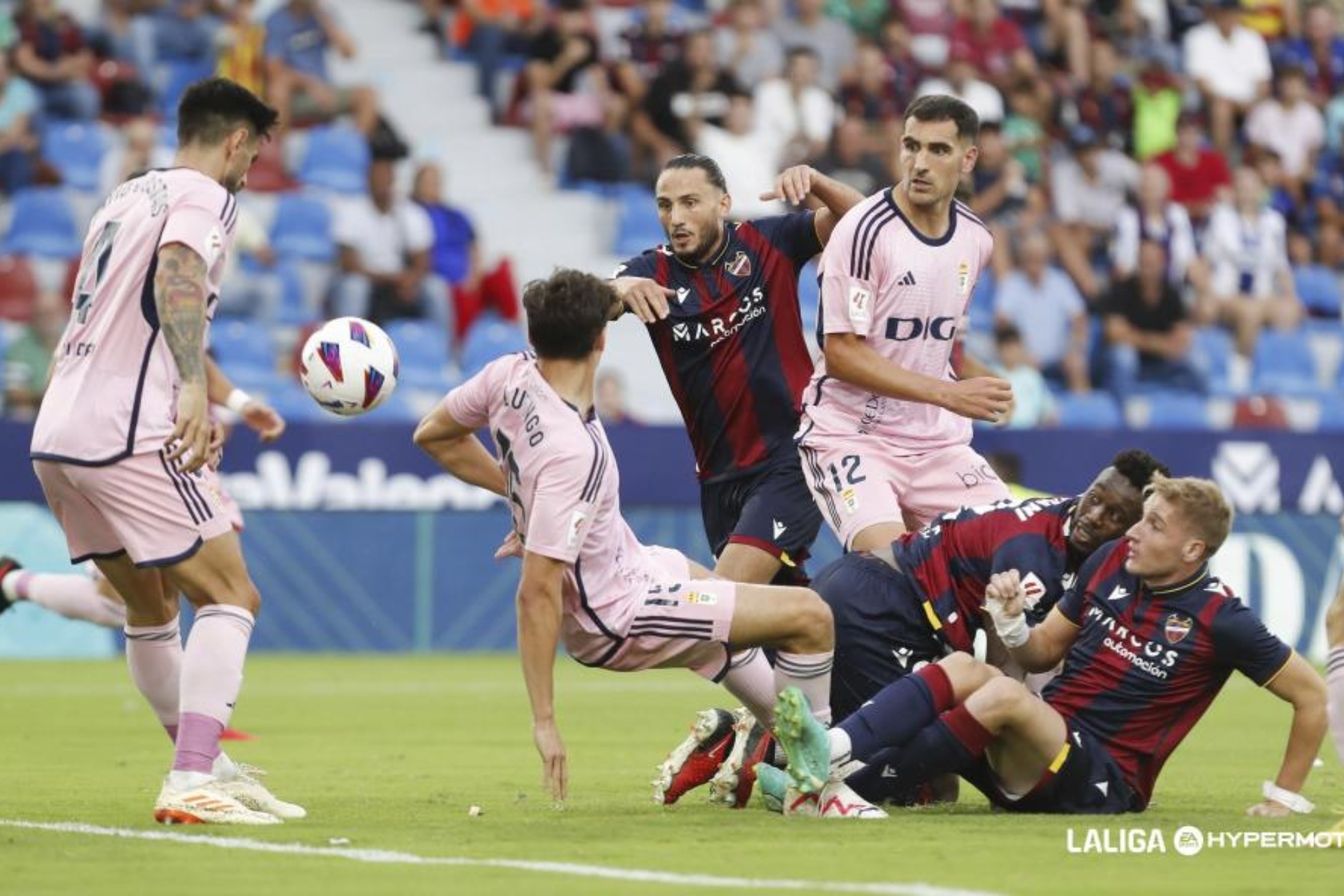 Un lance del partido entre el Levante y Oviedo en el Ciutat de Valencia.
