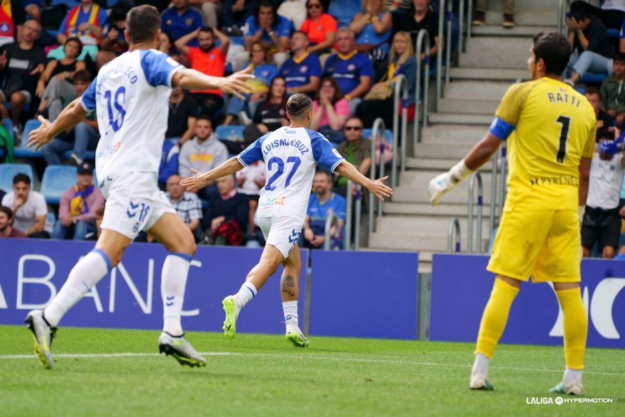 Luismi Cruz celebra el gol que le dio la victoria la Tenerife en el Estadi Nacional