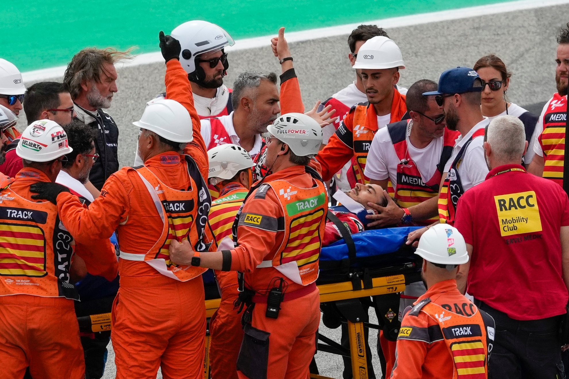 Bagnaia es trasladado en ambulancia al centro médico del Circuit de Barcelona-Catalunya.