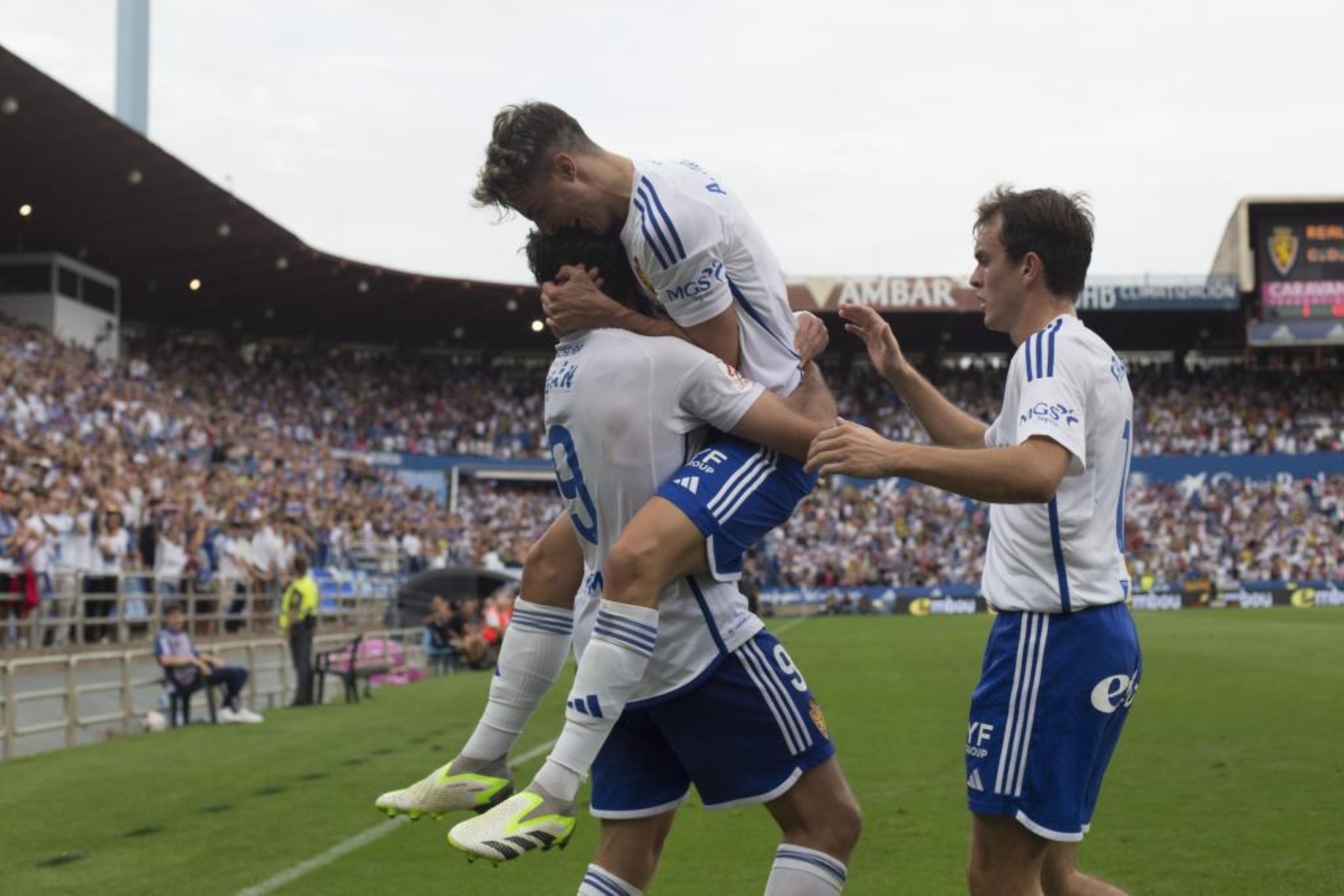 Los jugadores del Zaragoza se abrazan celebrando un gol al Eldense.