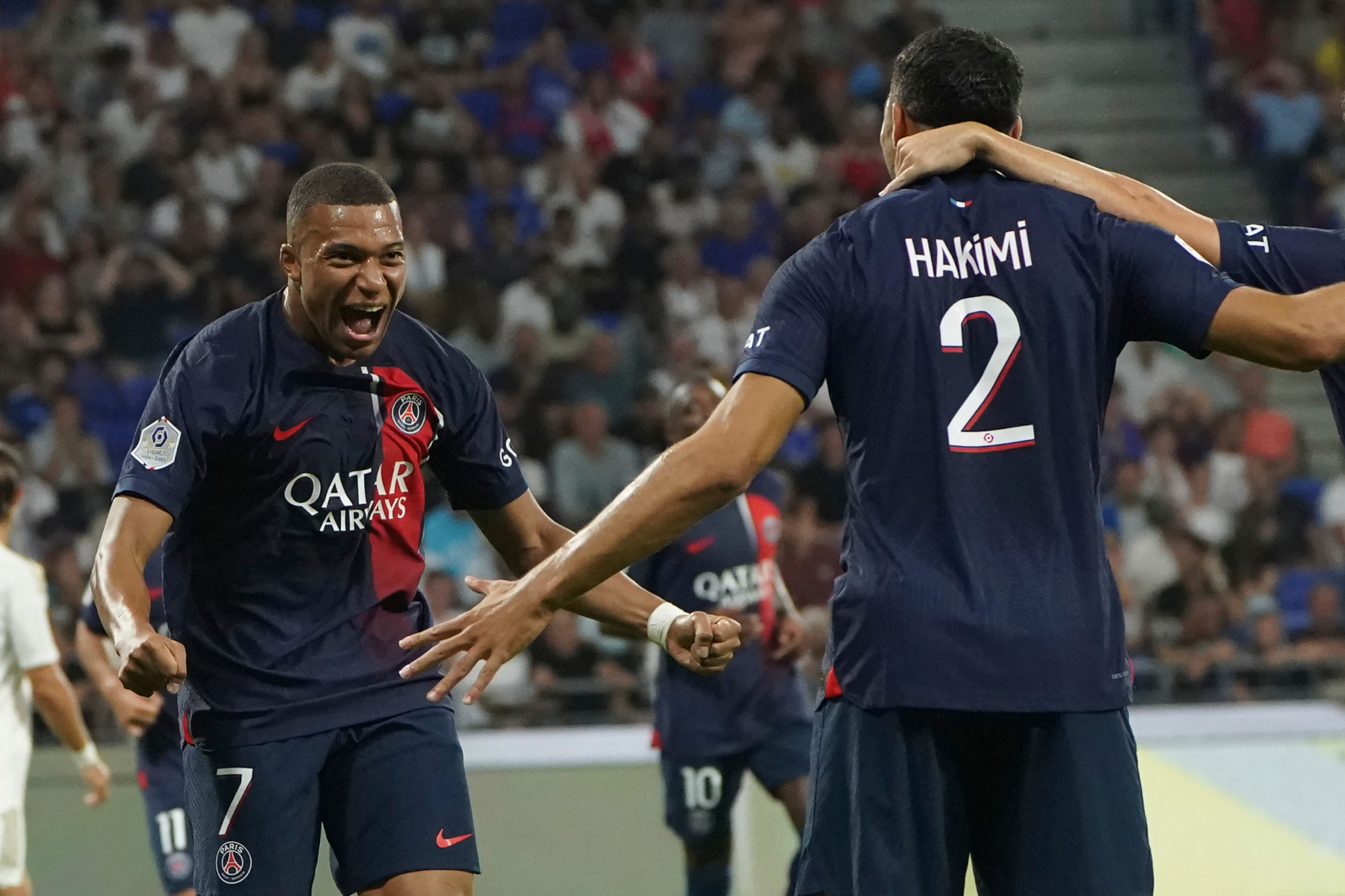 Mbappé y Hakimi celebran uno de los goles del PSG