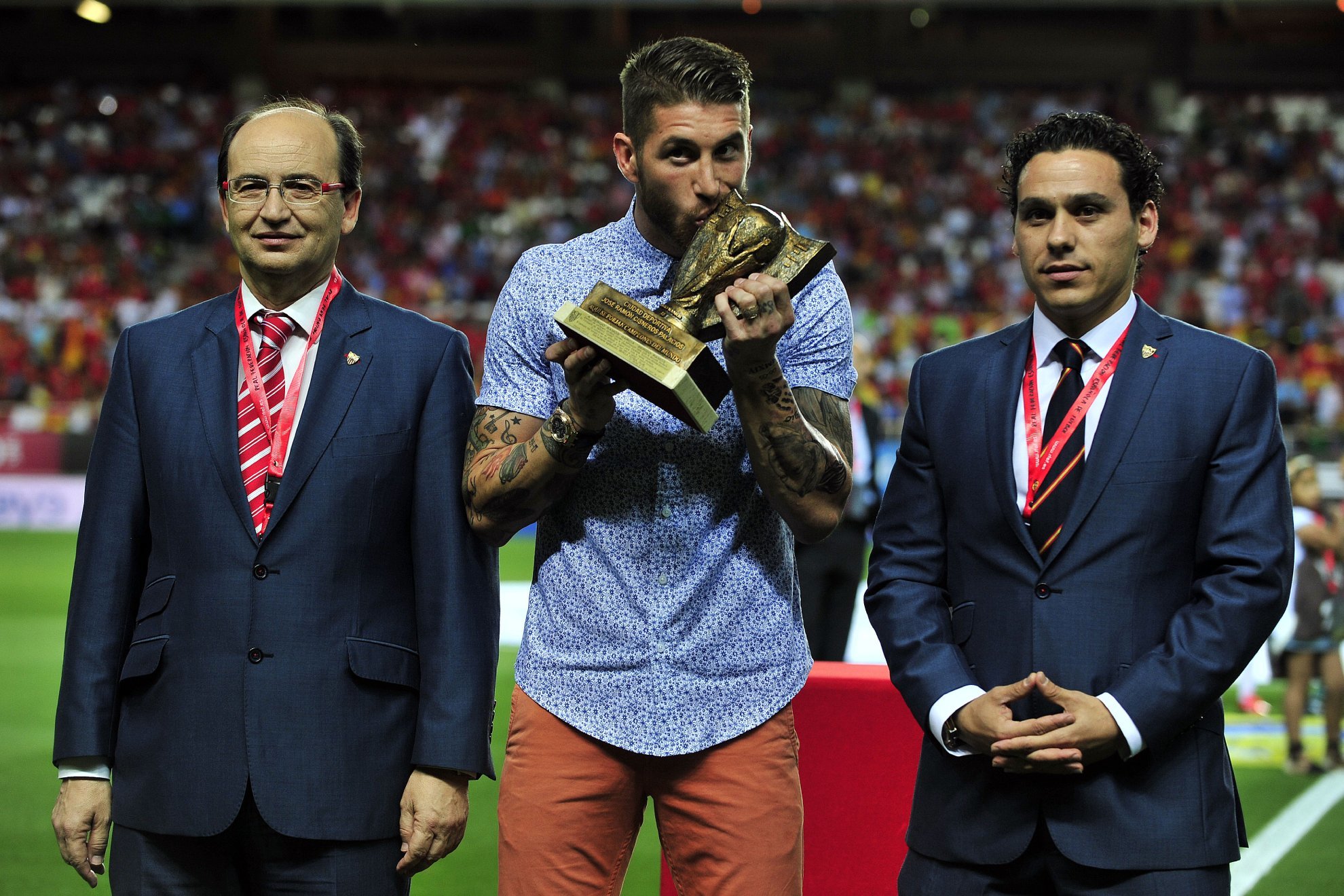 Sergio Ramos recibe un galard�n en el S�nchez-Pizju�n en 2014.