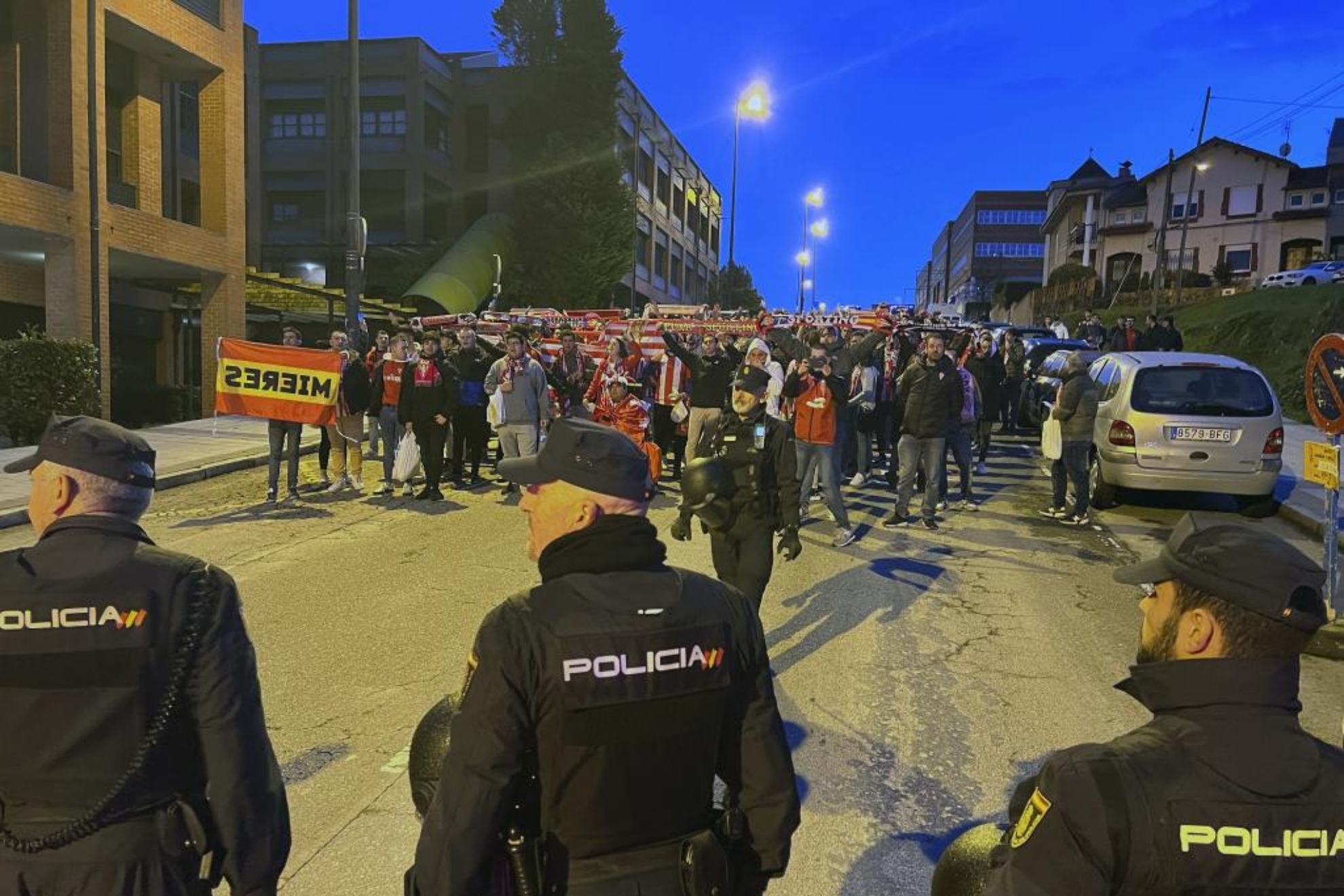 La Policía espera a los aficionados del Sporting cerca del Tartiere en el pasado derbi en Oviedo.