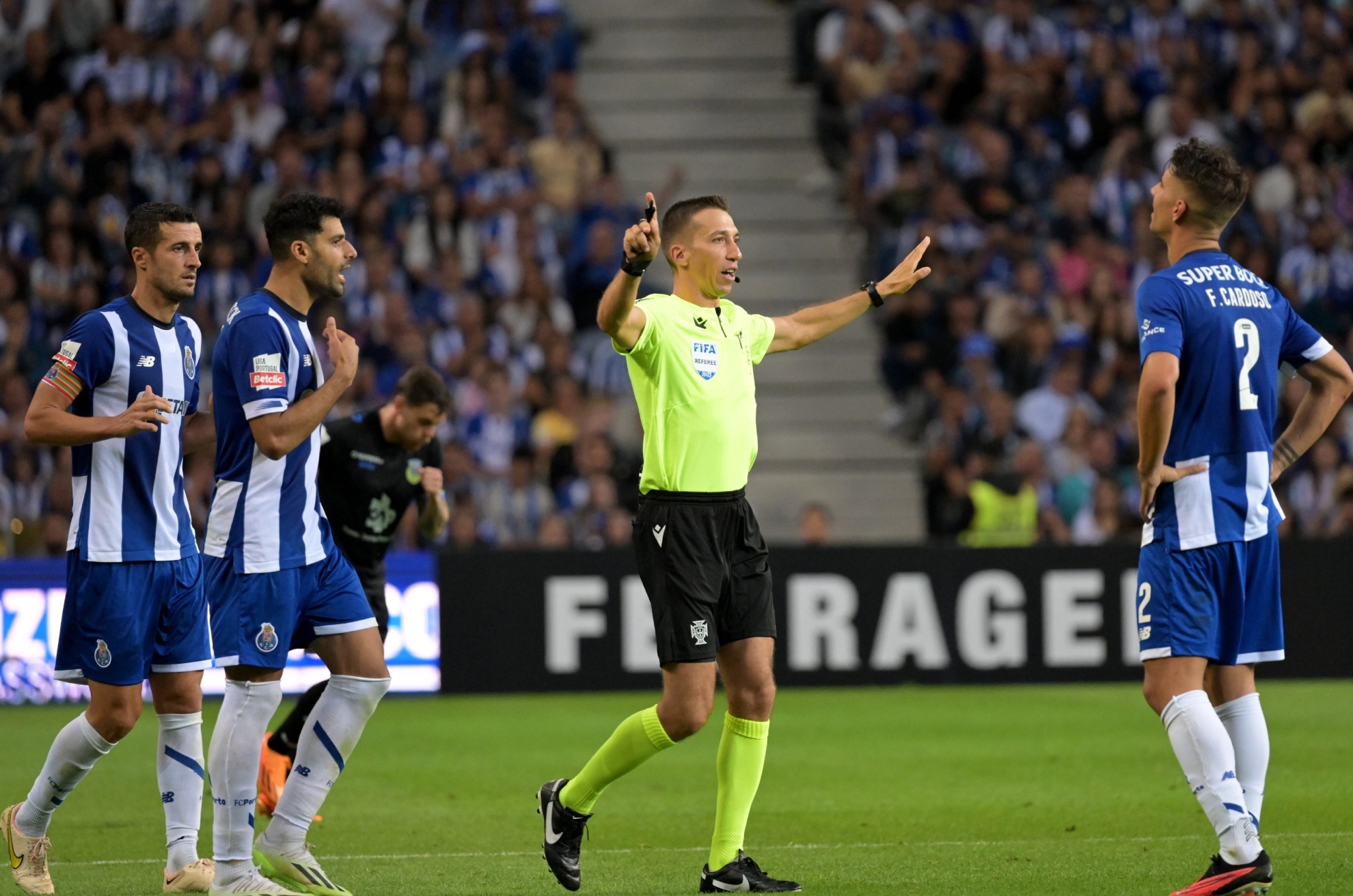 Los jugadores del Oporto protestan al árbitro durante el partido contra el Arouca